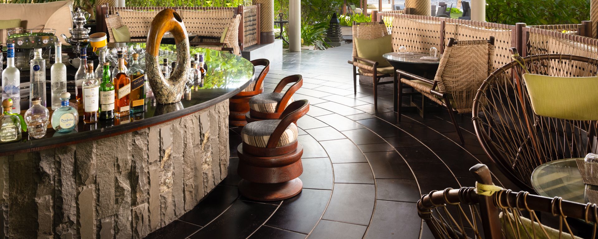 Breezes Restaurant / Table