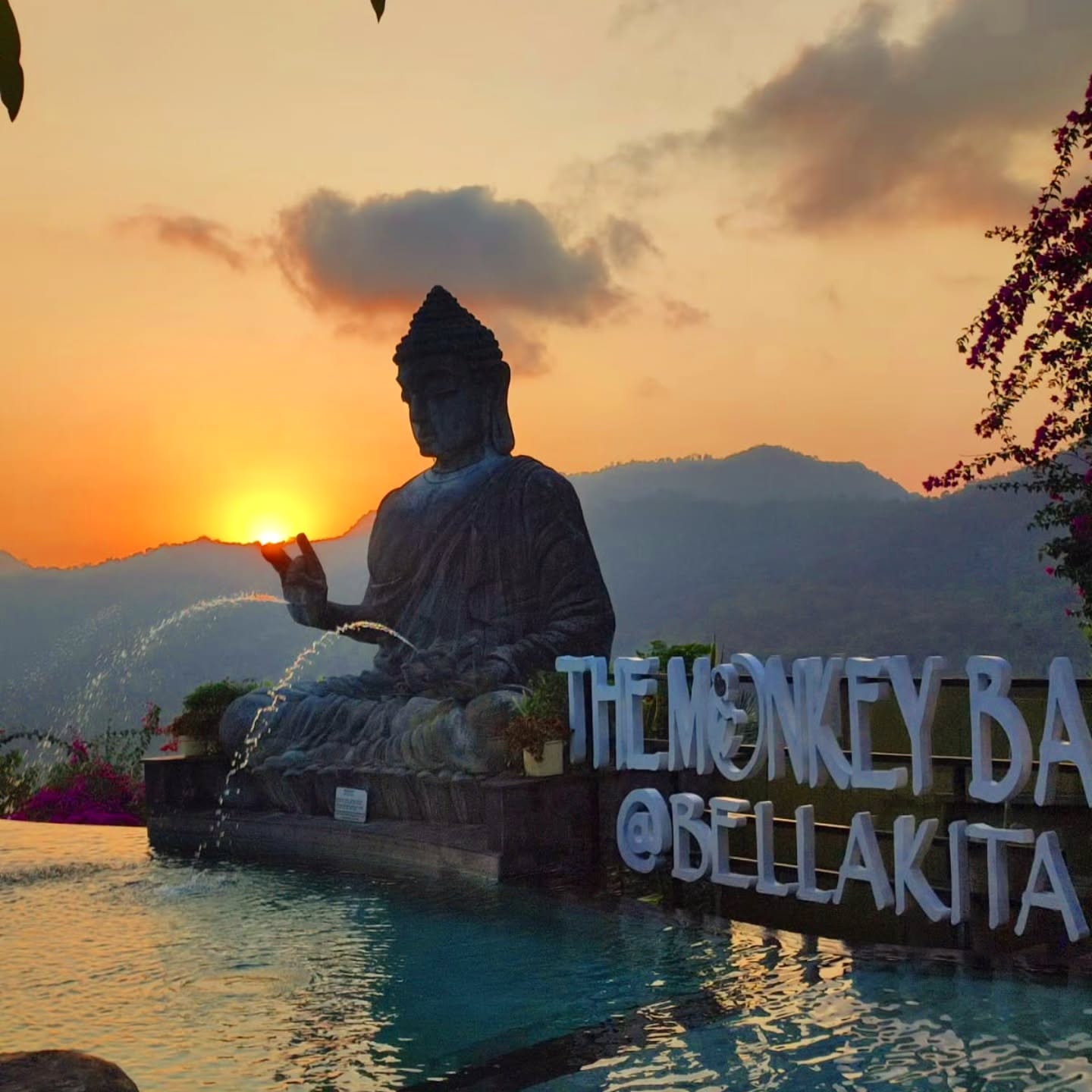 Kolam di Bawah Langit Sore dan Buddha
