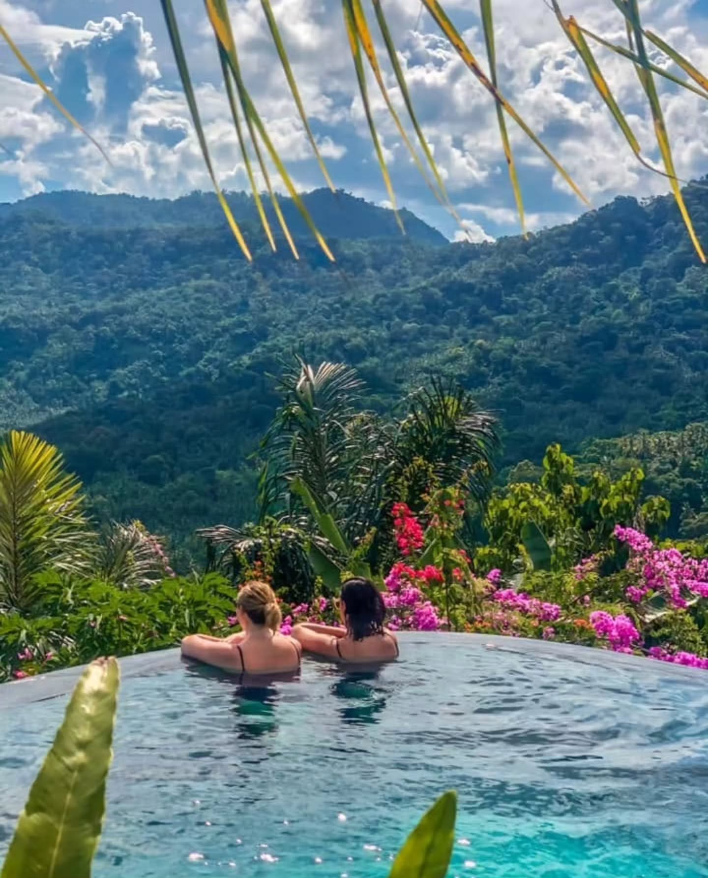 Kolam Infinity Menghadap Lembah Hijau
