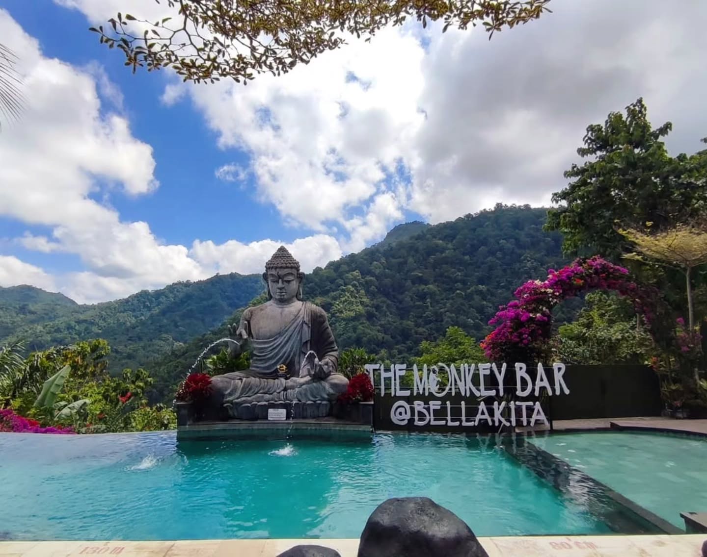 Buddha di Seberang Kolam