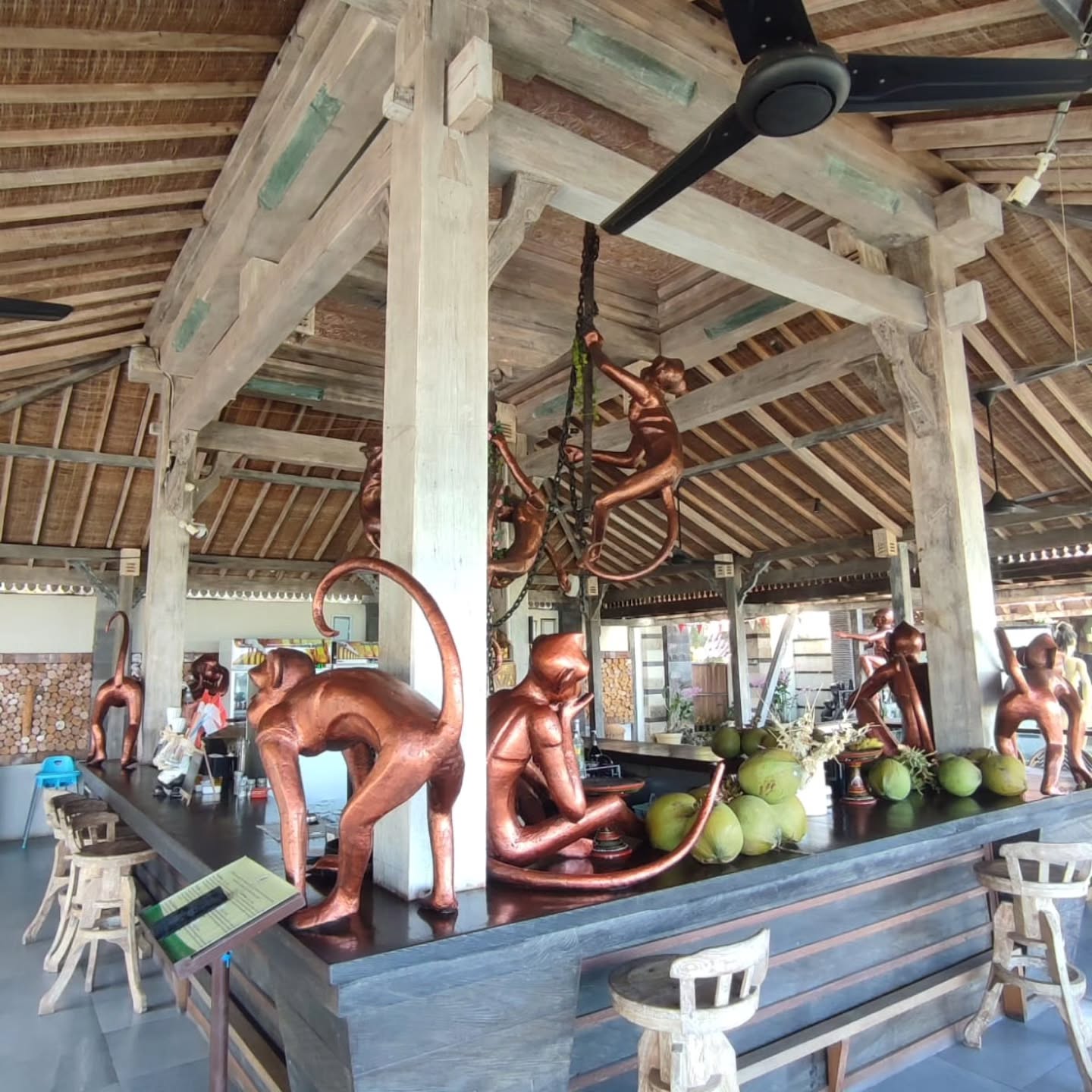 Bar Kayu dengan Hiasan Monyet