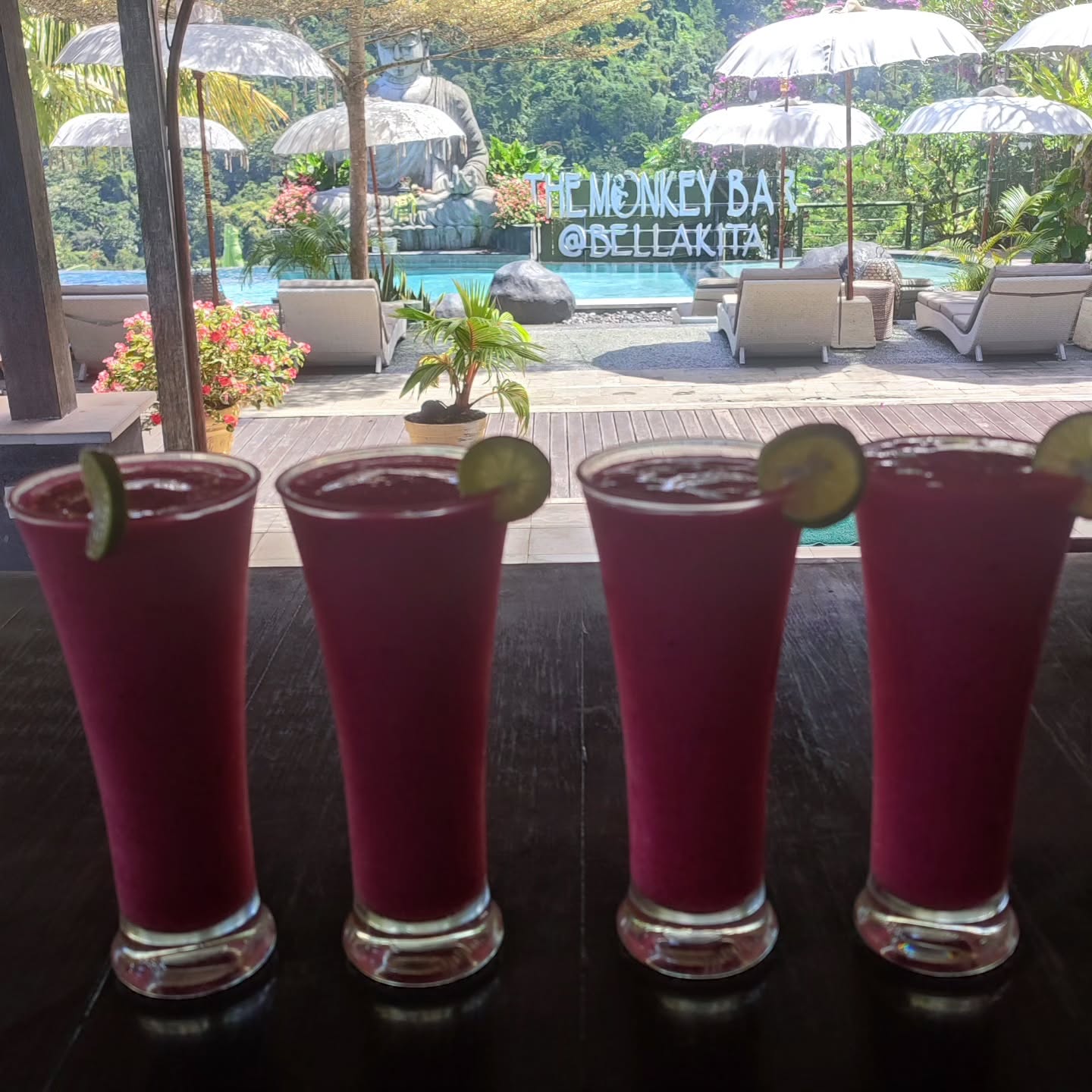 Pemandangan Kolam dari Konter Bar