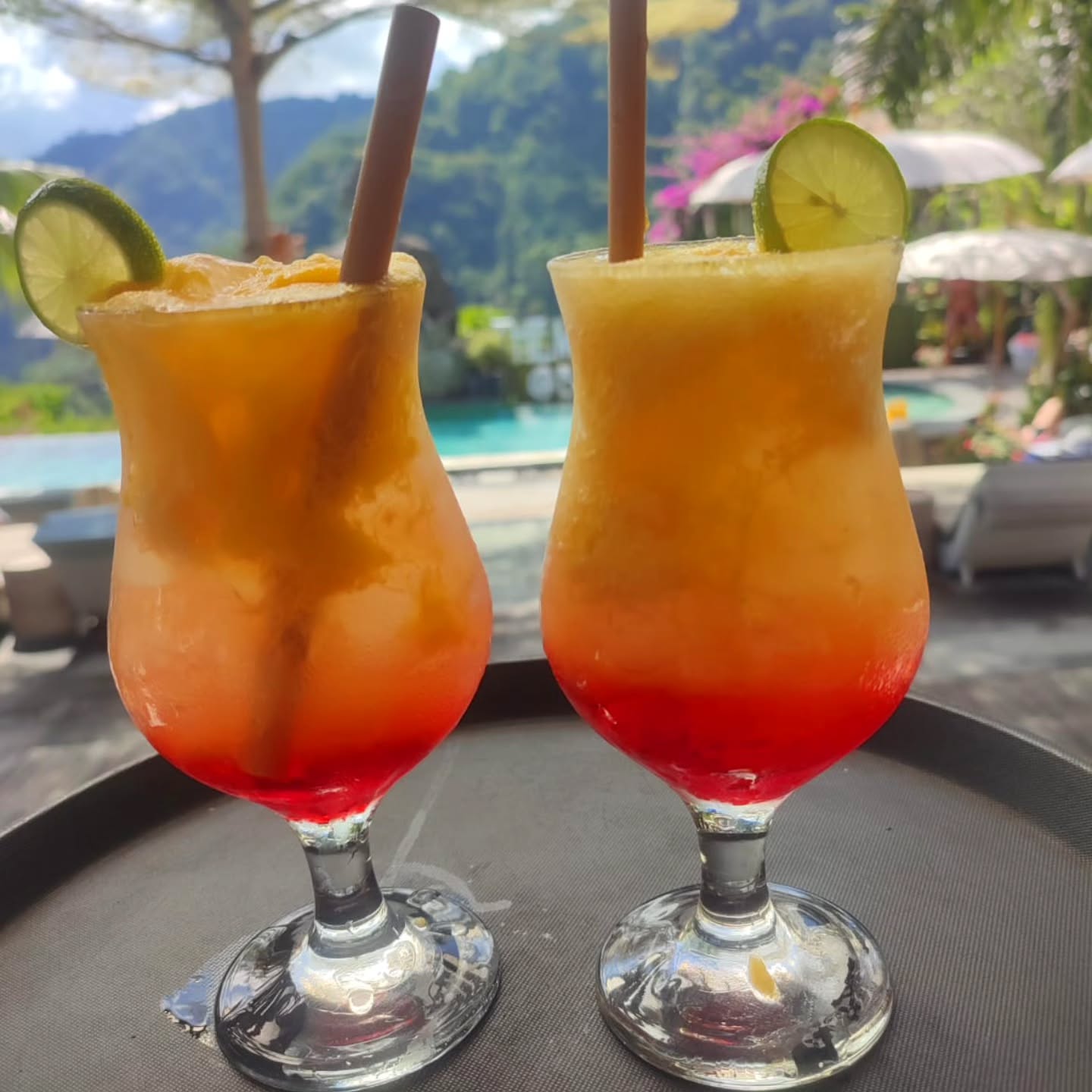 Minuman dengan Latar Kolam
