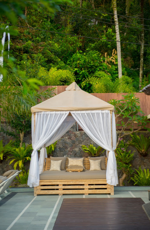 Cabana Tepi Kolam