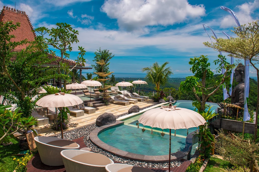 Kursi Lounge Tepi Kolam