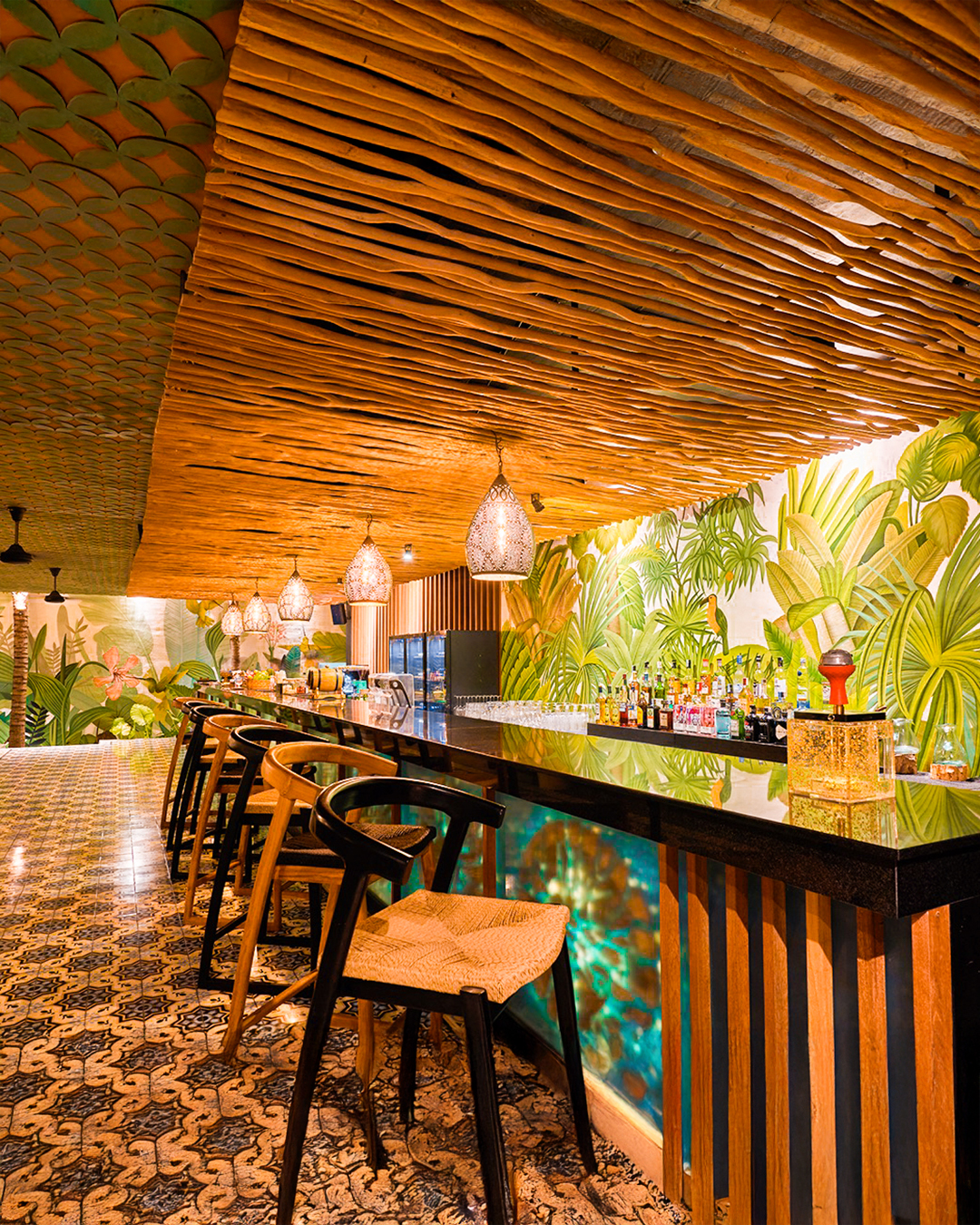 Area bar yang menyajikan minuman di Moonstone Beach Lounge