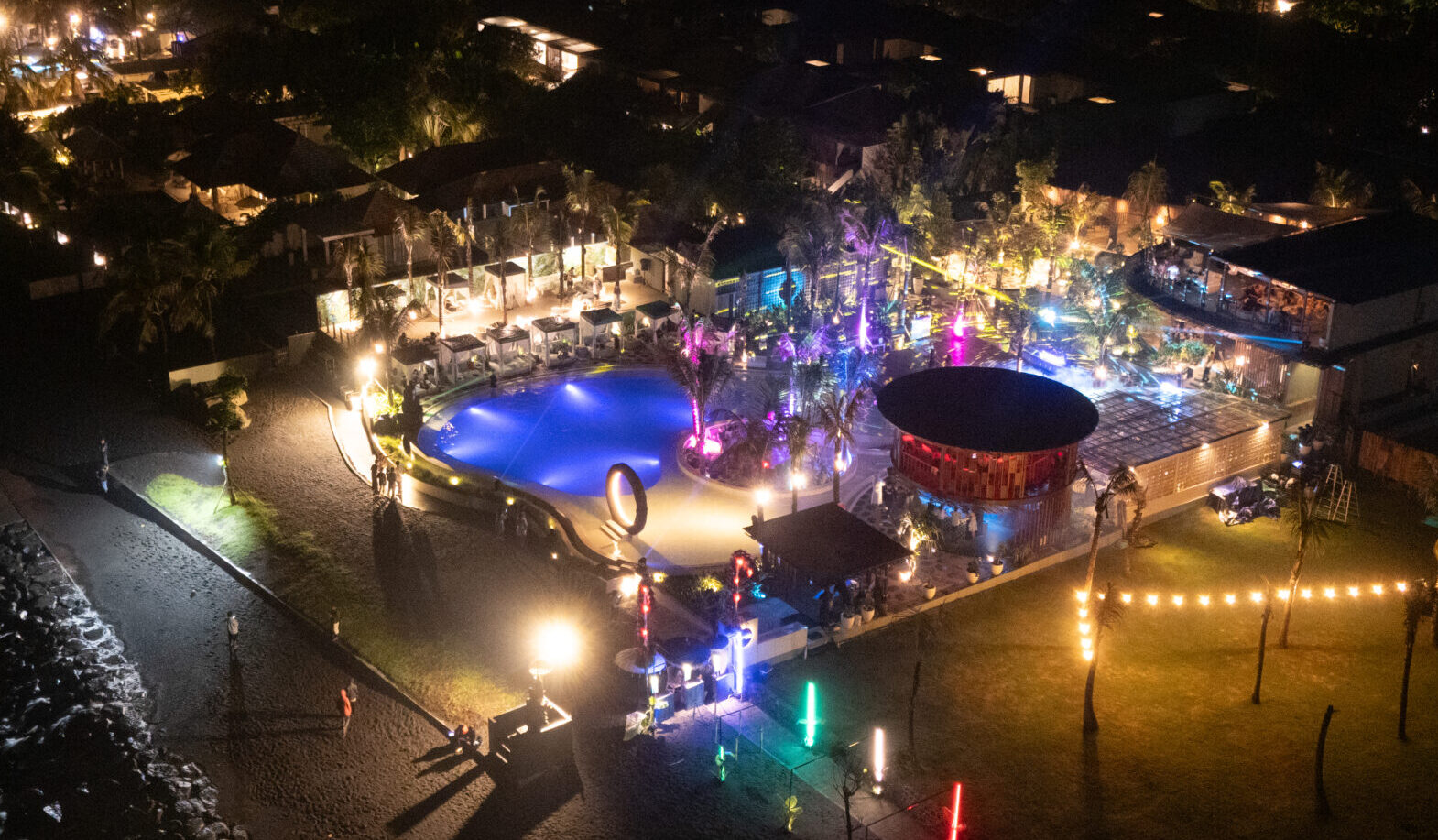 Moonstone Beach Lounge — Kolam dan lounge pada malam hari
