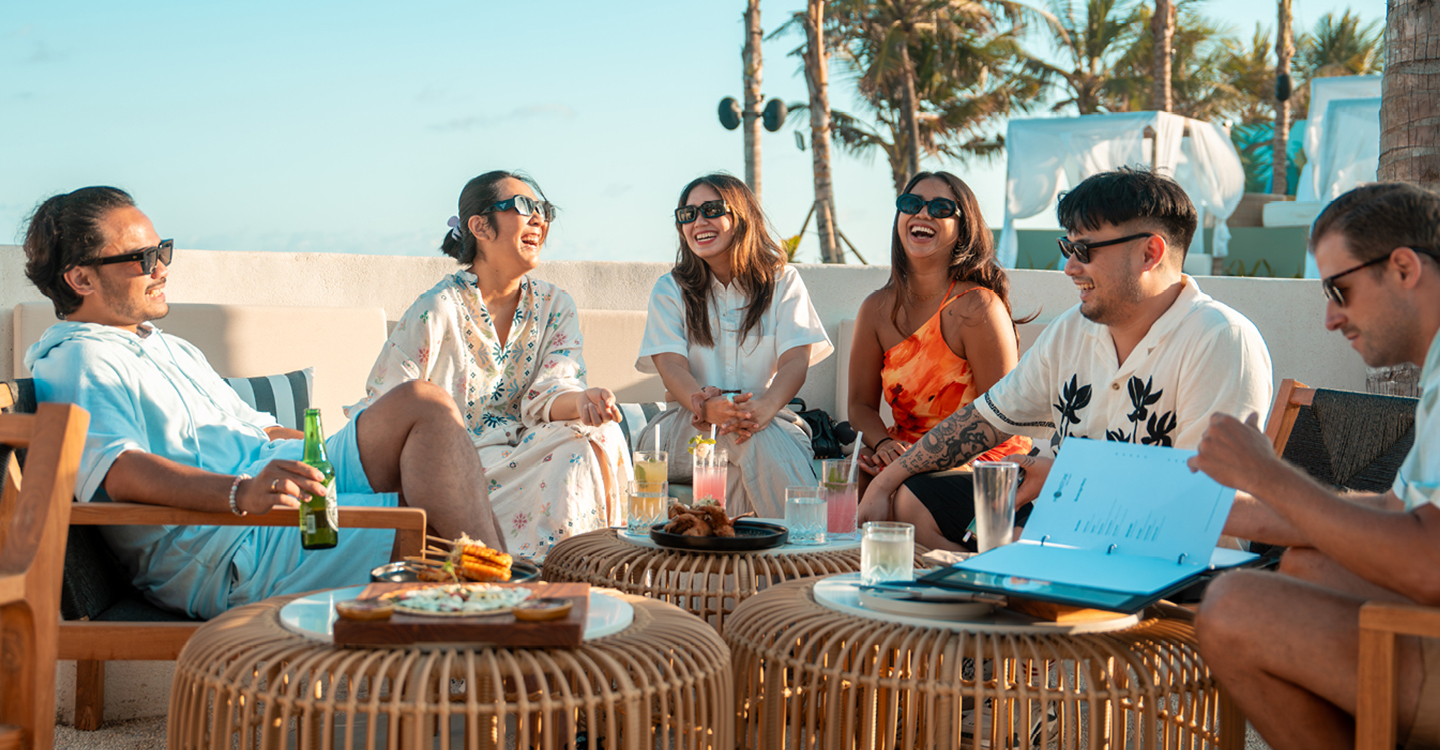 Moonstone Beach Lounge — Tamu bersantai di lounge