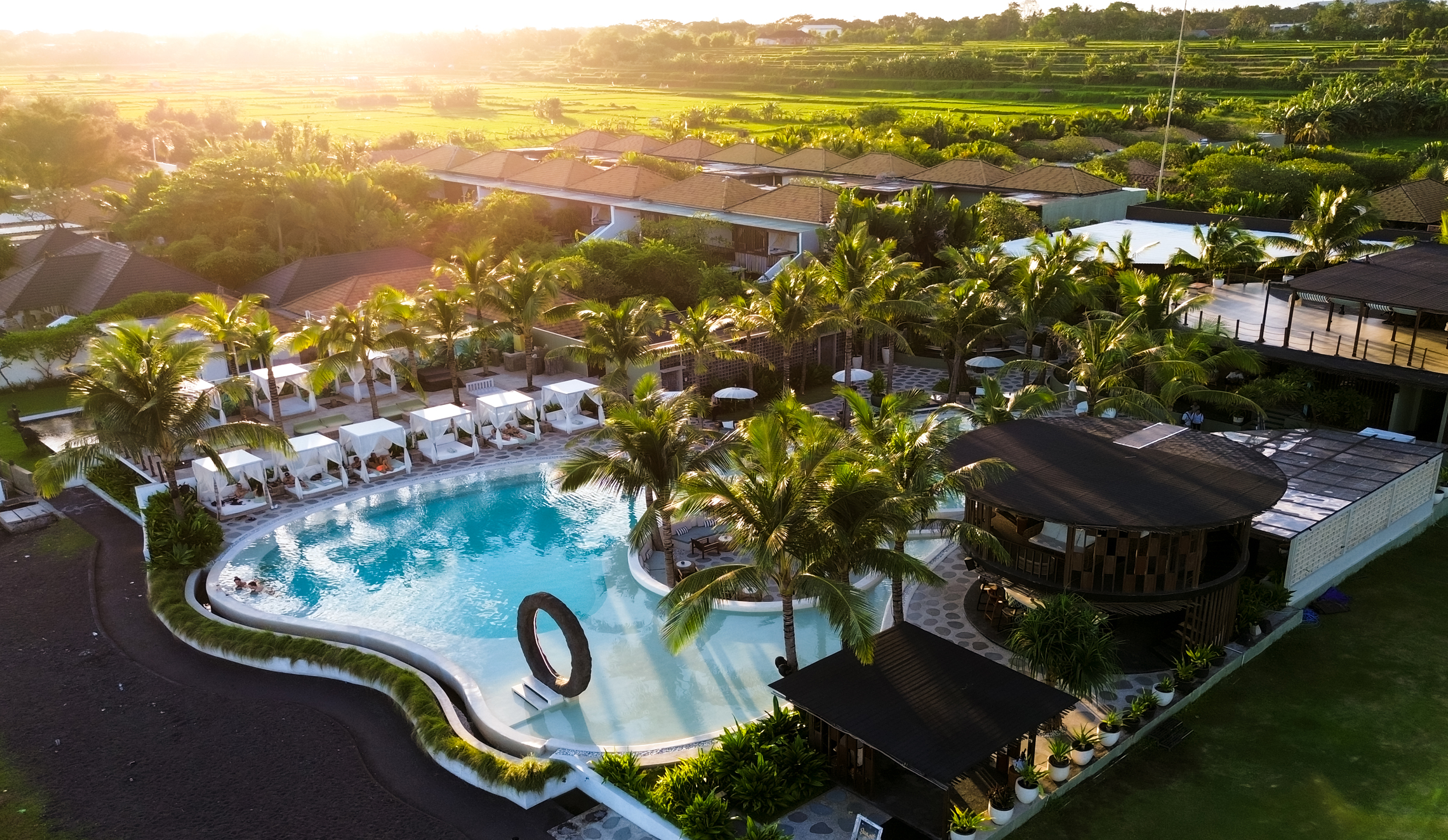 Moonstone Beach Lounge — Lounge dalam cahaya senja