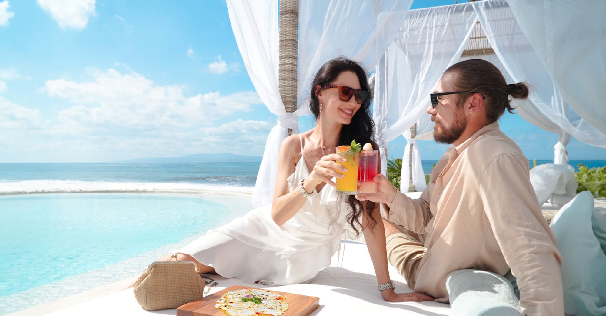 Moonstone Beach Lounge — Bersantai di tepi kolam