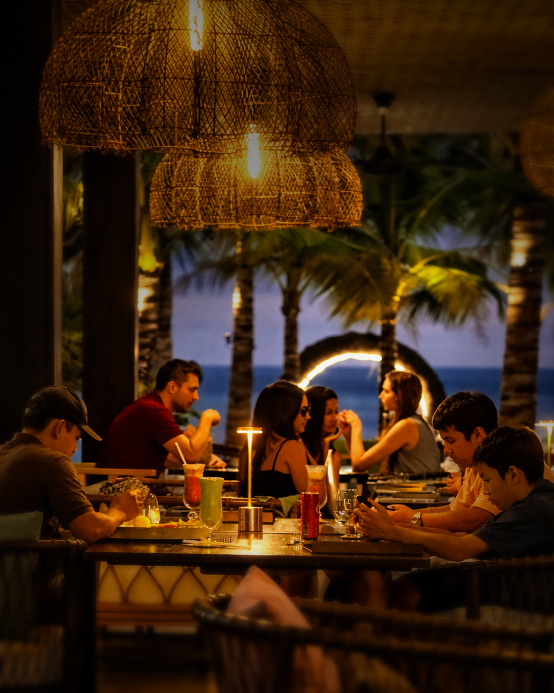 Moonstone Beach Lounge — Suasana bersantap pada malam hari