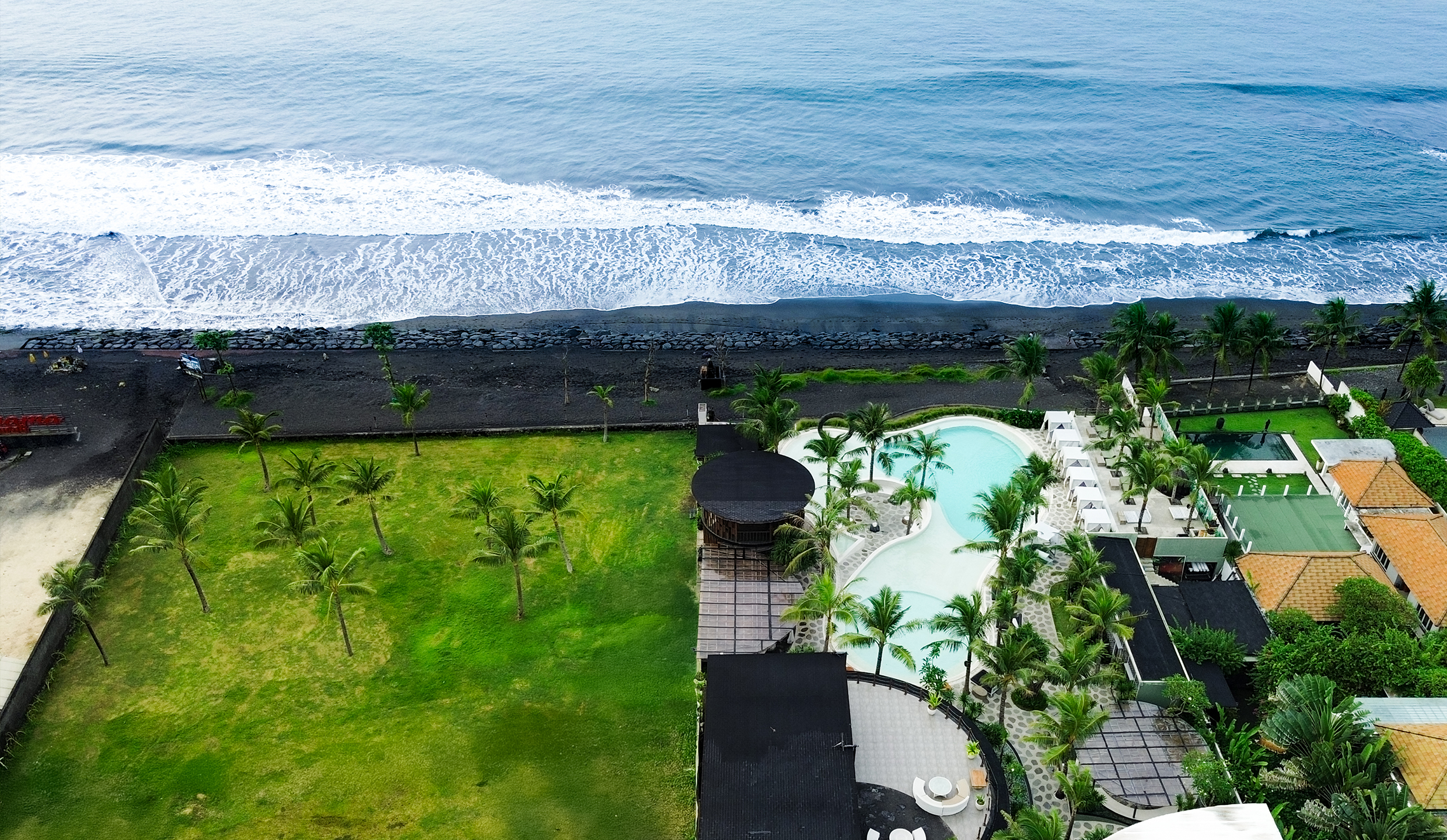 Pemandangan udara pantai, kolam, dan lounge di Moonstone Beach Lounge