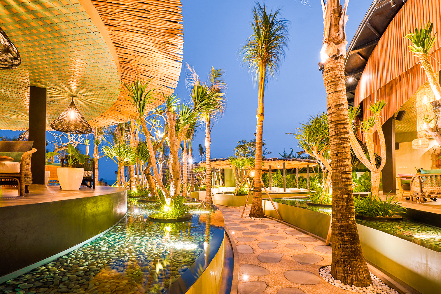 Tampilan venue meliputi kolam, tempat duduk, dan pantai di Moonstone Beach Lounge