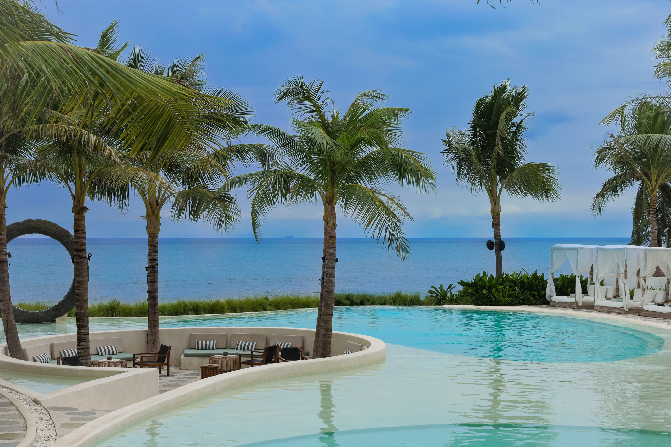 Pemandangan tepi pantai dalam galeri resmi Moonstone Beach Lounge