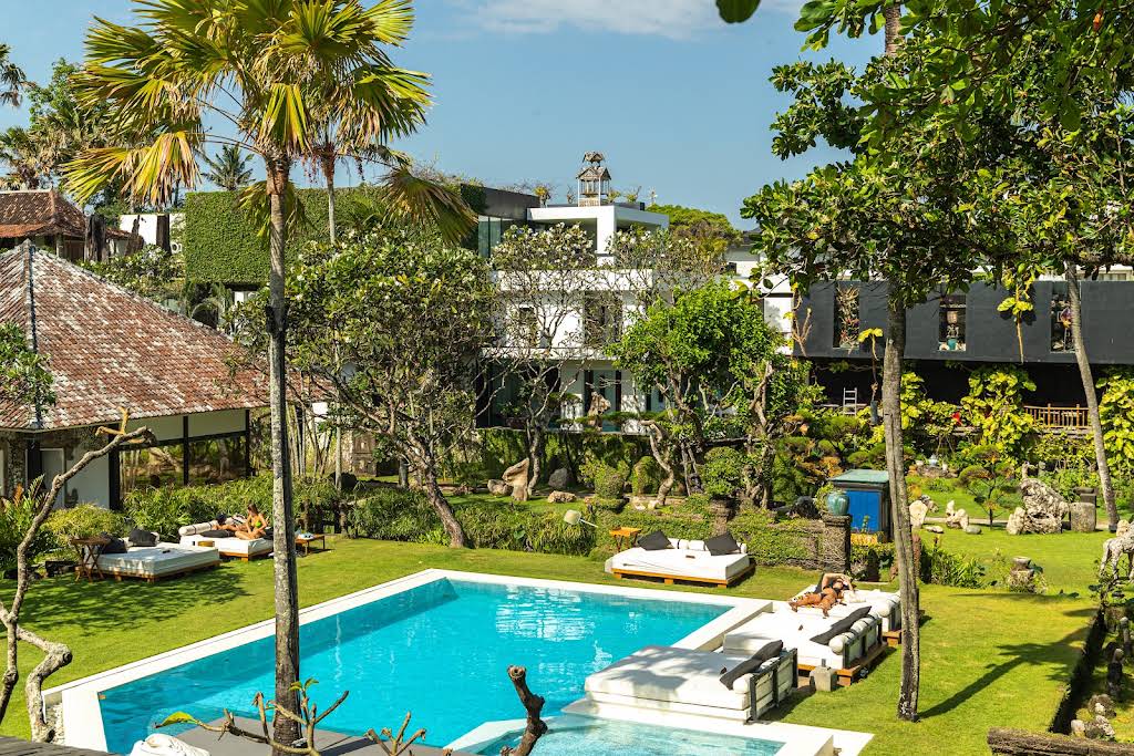 Pemandangan Taman dan Kolam