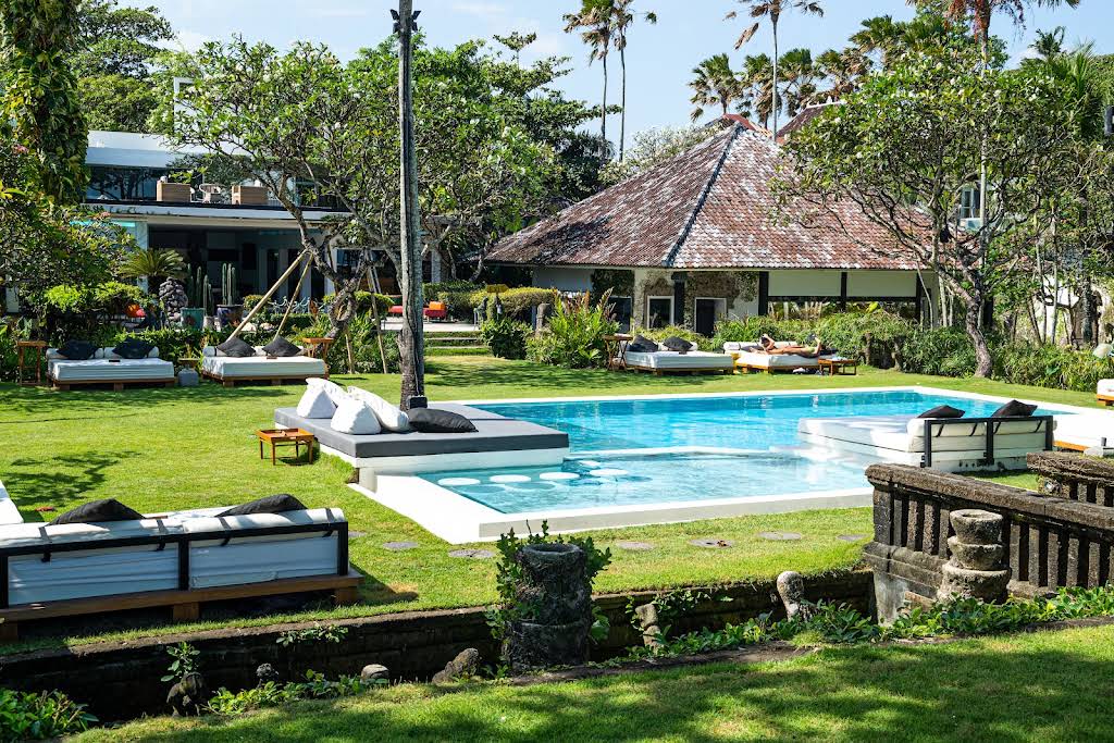 Kolam dan Area Bersantai Tepi Air