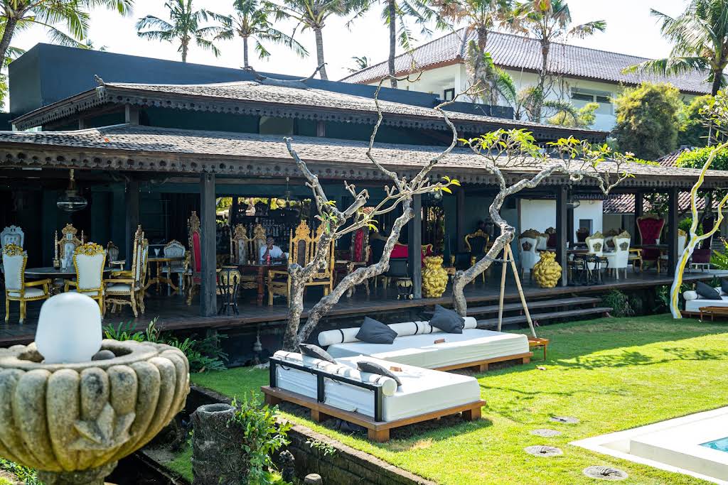 Bangunan Alang-alang dan Taman