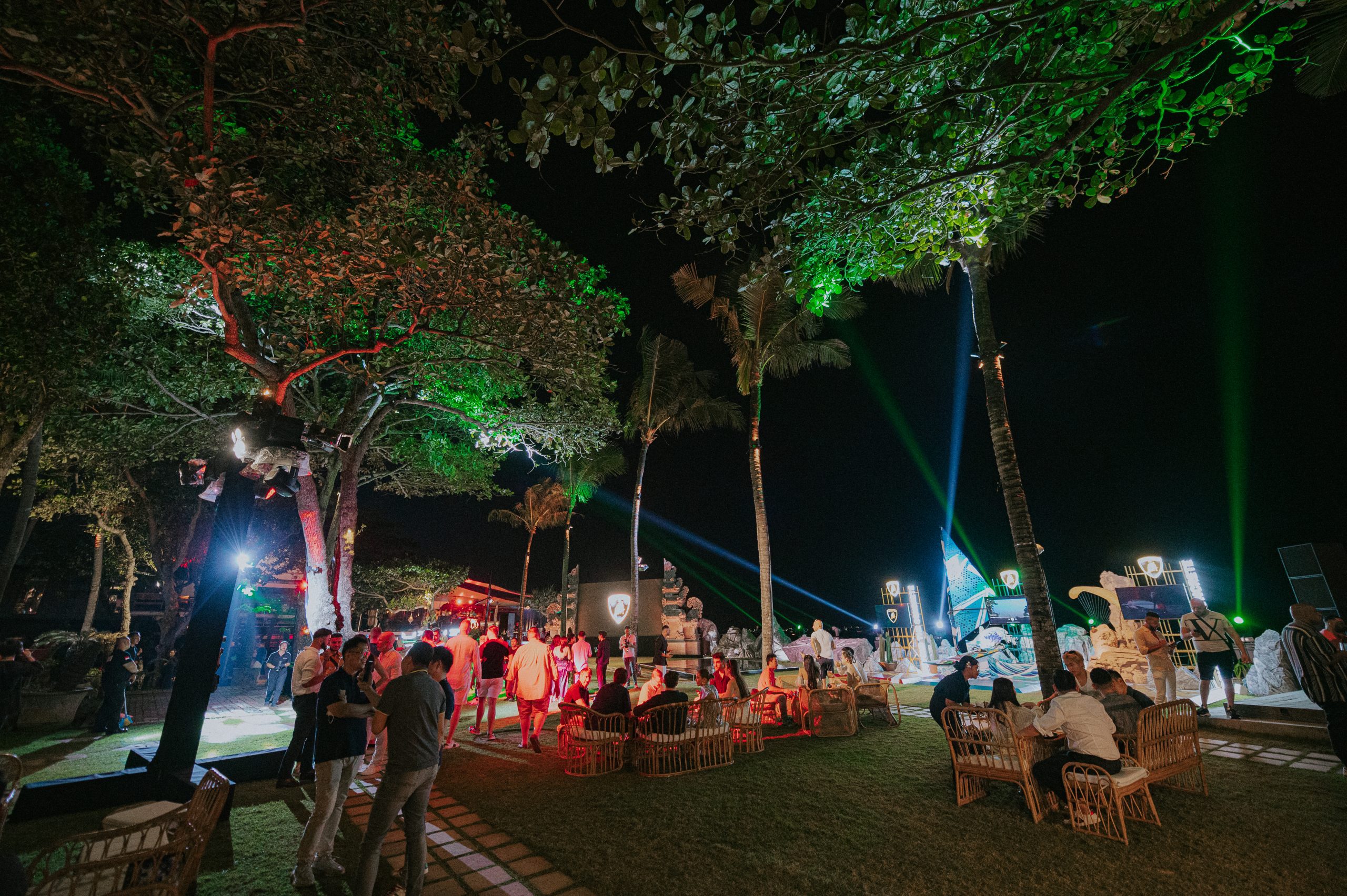 Taman dengan Lampu pada Malam Hari