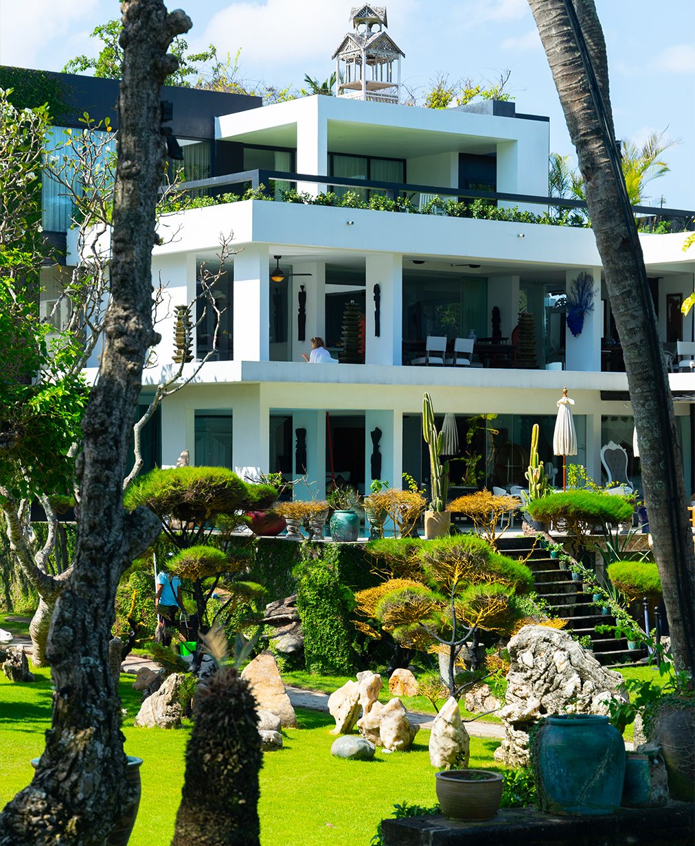 Bangunan Putih dan Taman