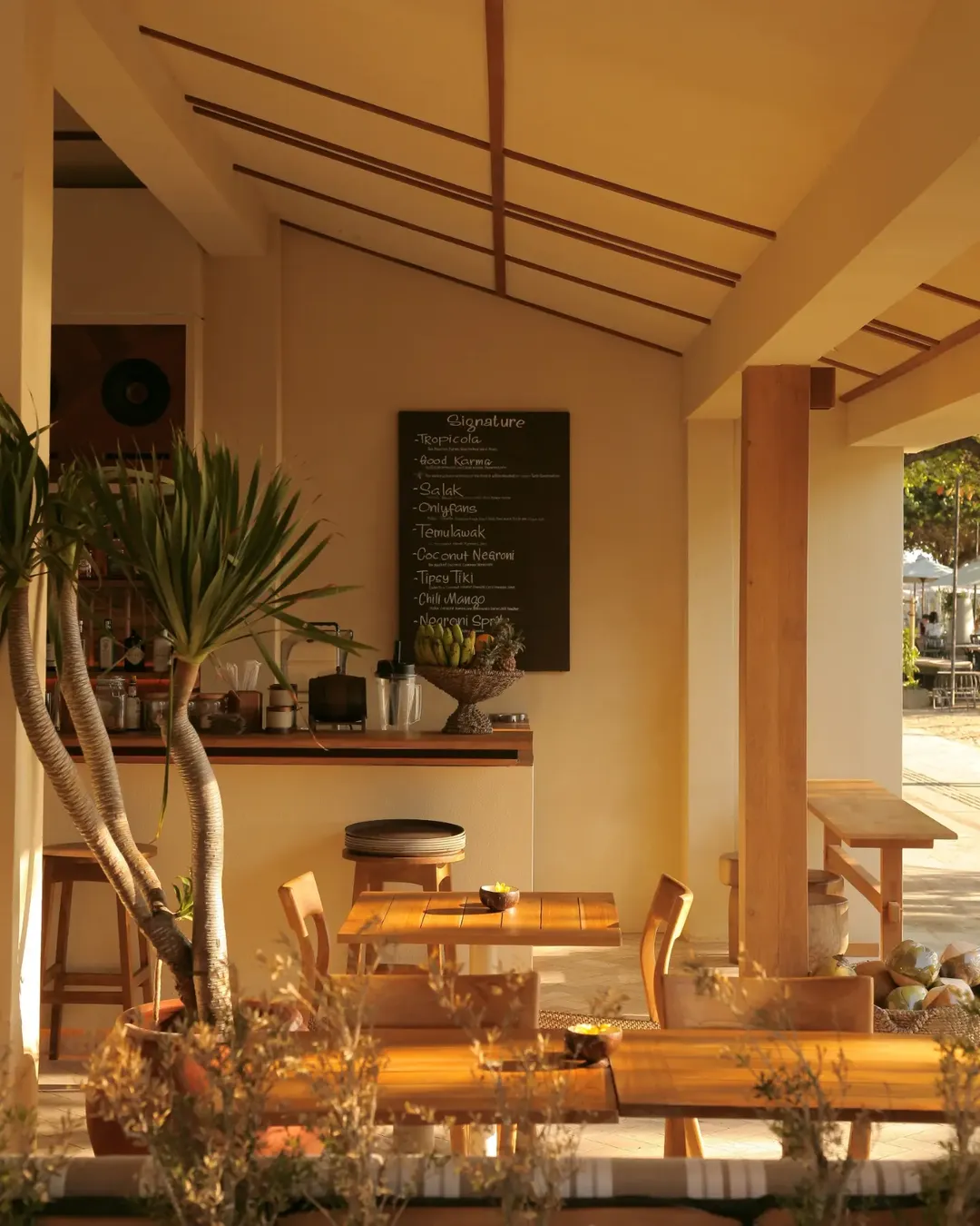 Interior Ruang Makan Terang