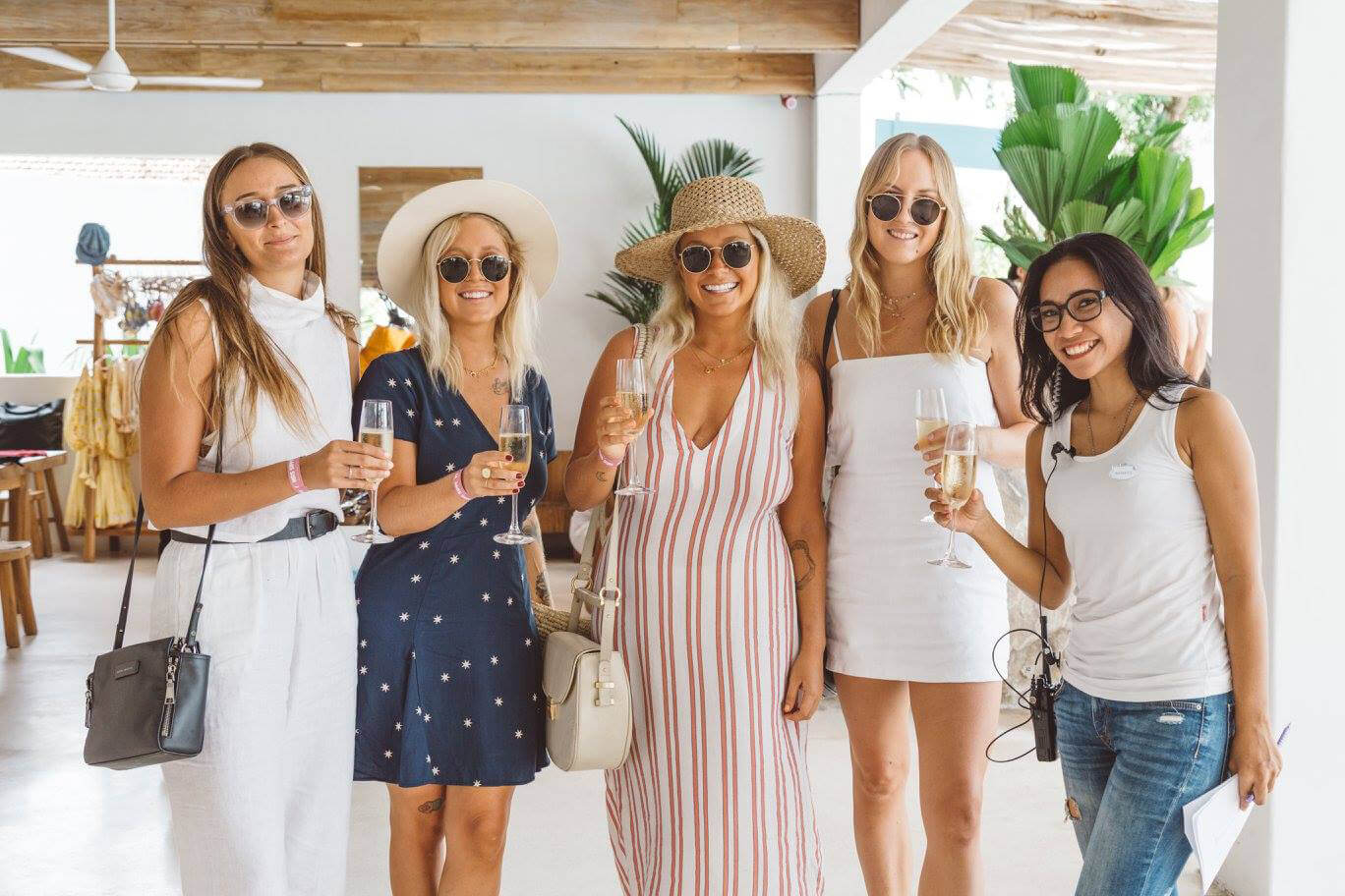 Mrs Sippy Bali — プールサイドで過ごすゲスト