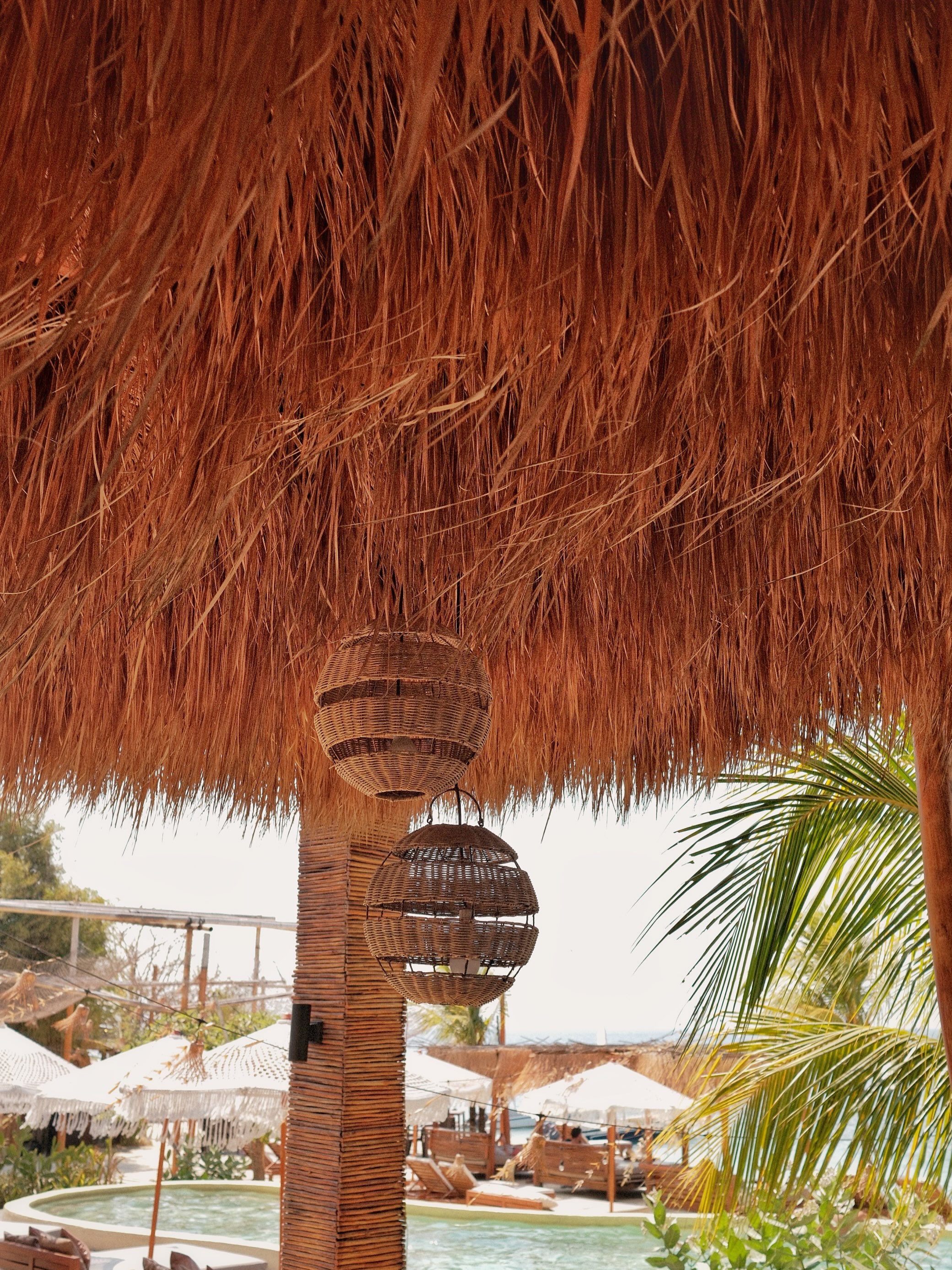 Nomé Beach Clubの茅葺き屋根と編み込みの照明