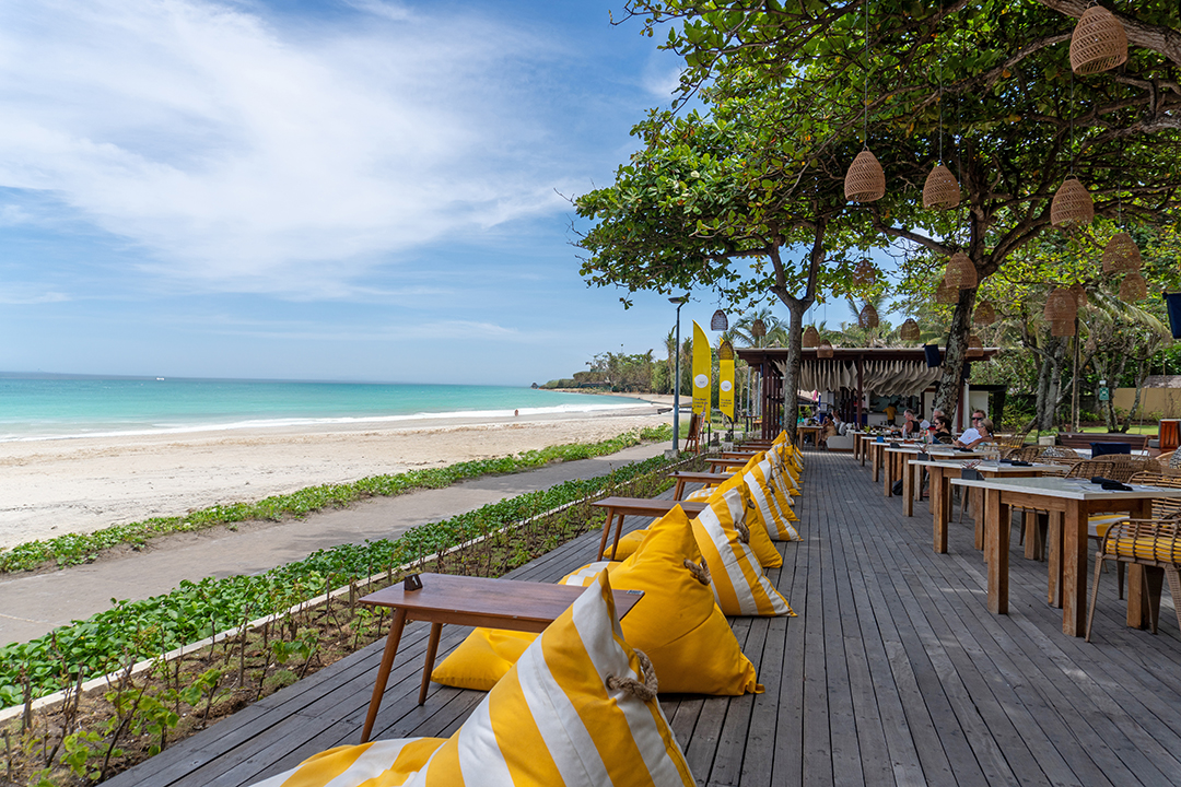 Dek Pantai Menghadap Laut