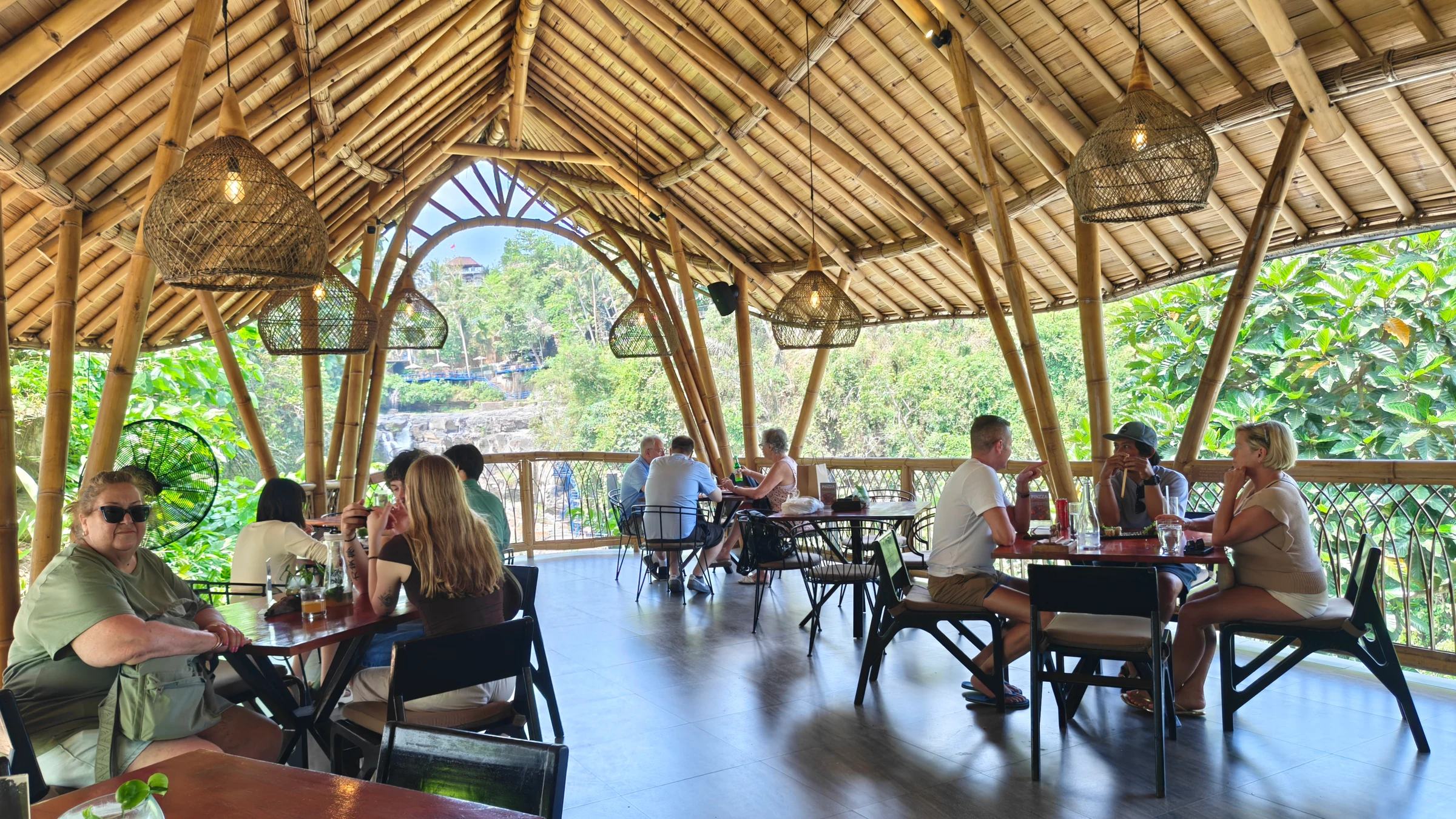 OMMA Dayclub — 竹の屋根が広がるダイニング