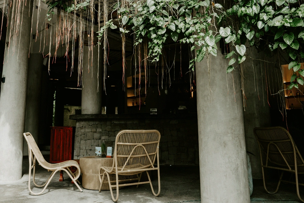 Side Lounge
