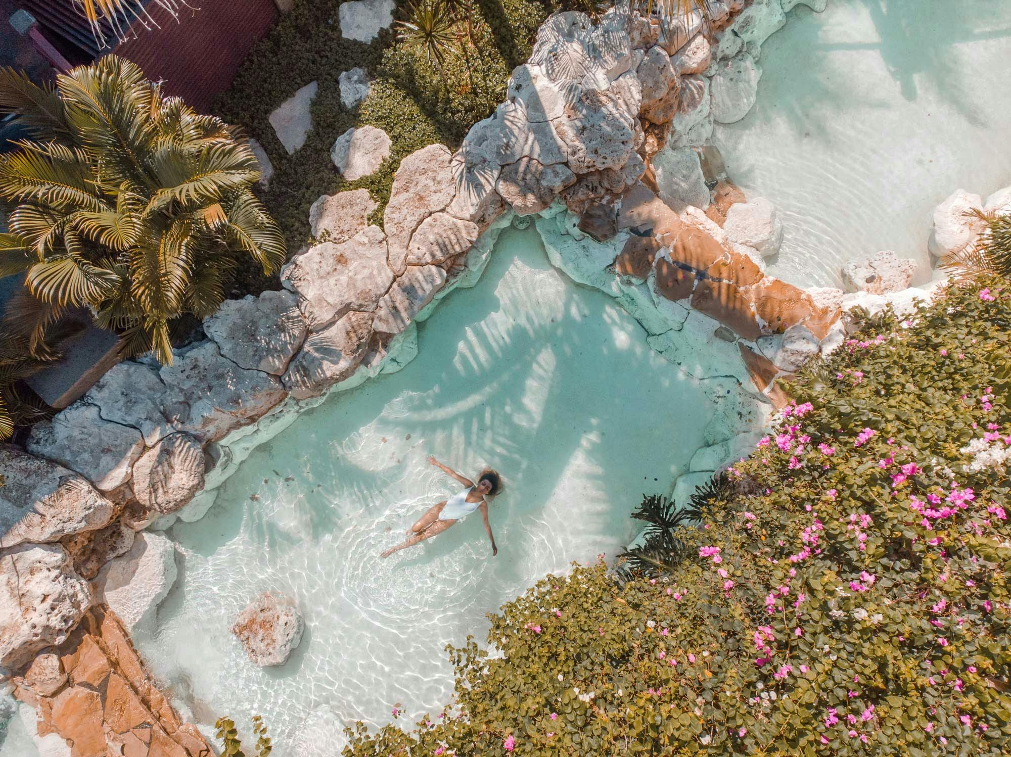 Spot foto glass-bottom sky pool di Oneeighty Dayclub