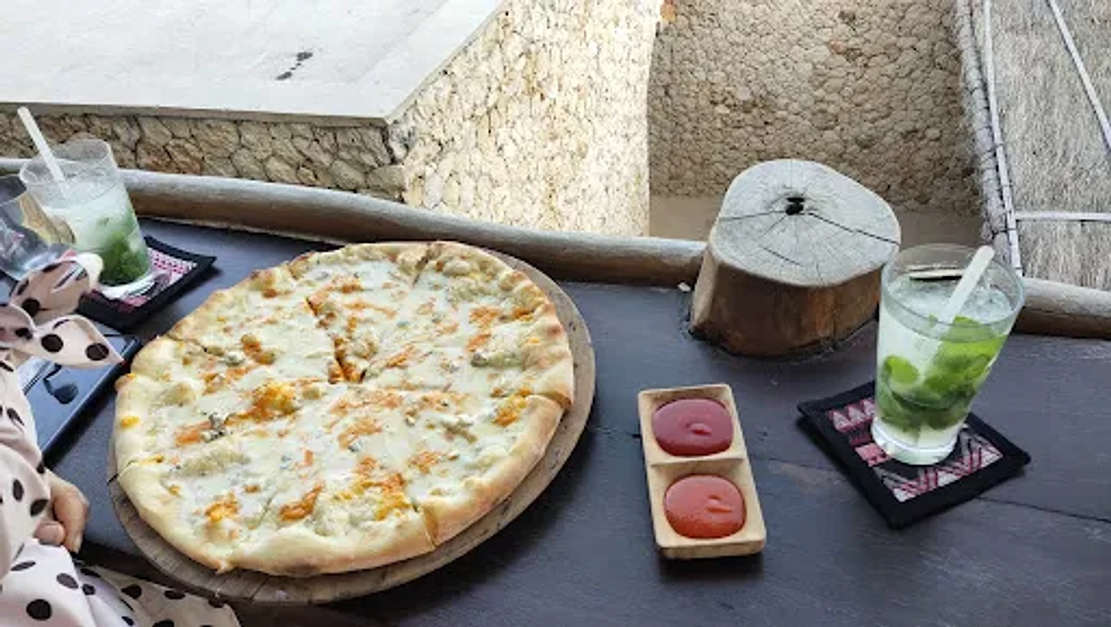 Pizza dan casual plates