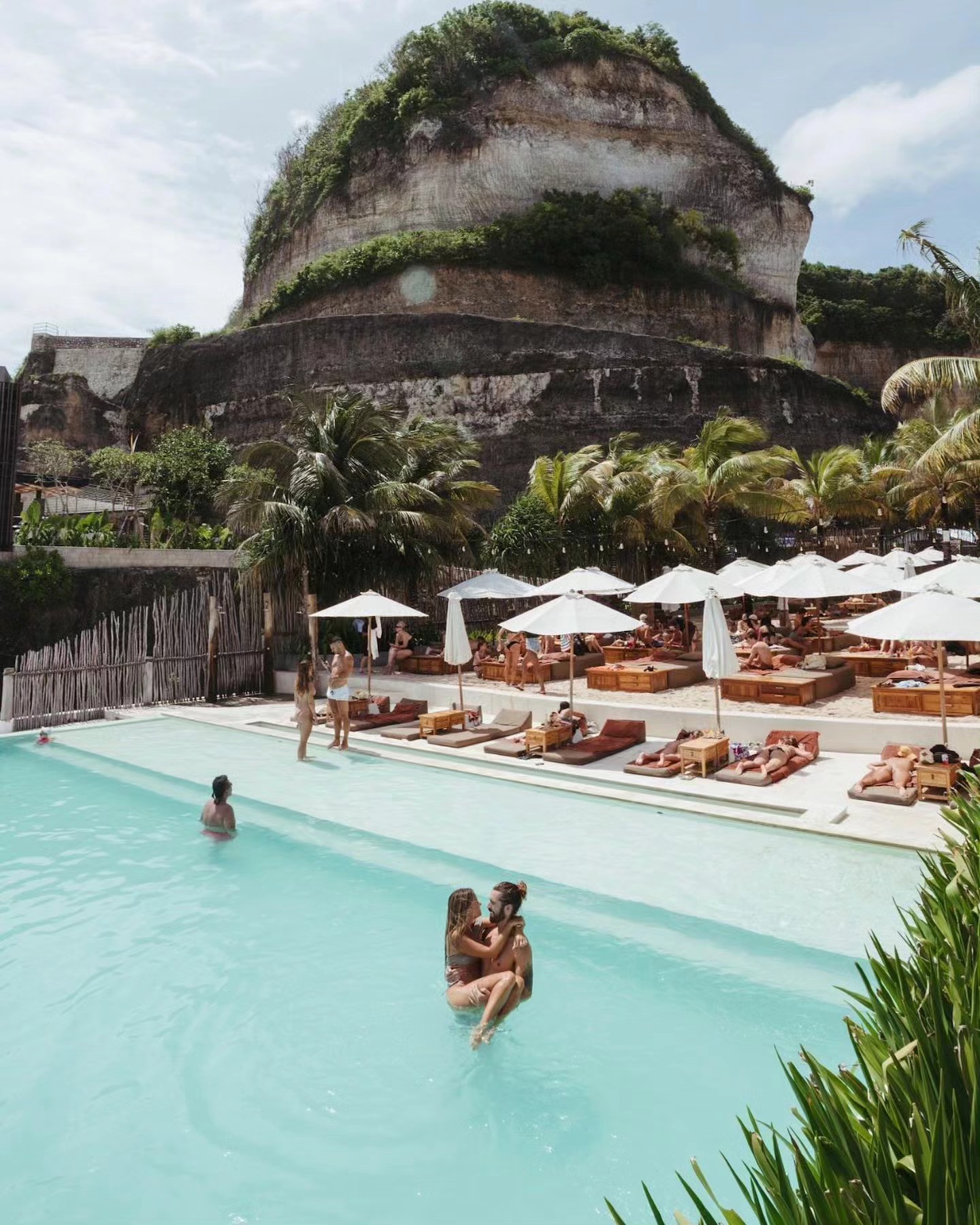 Palmilla Beach Club Bali — Bersantai di kolam tepi pantai