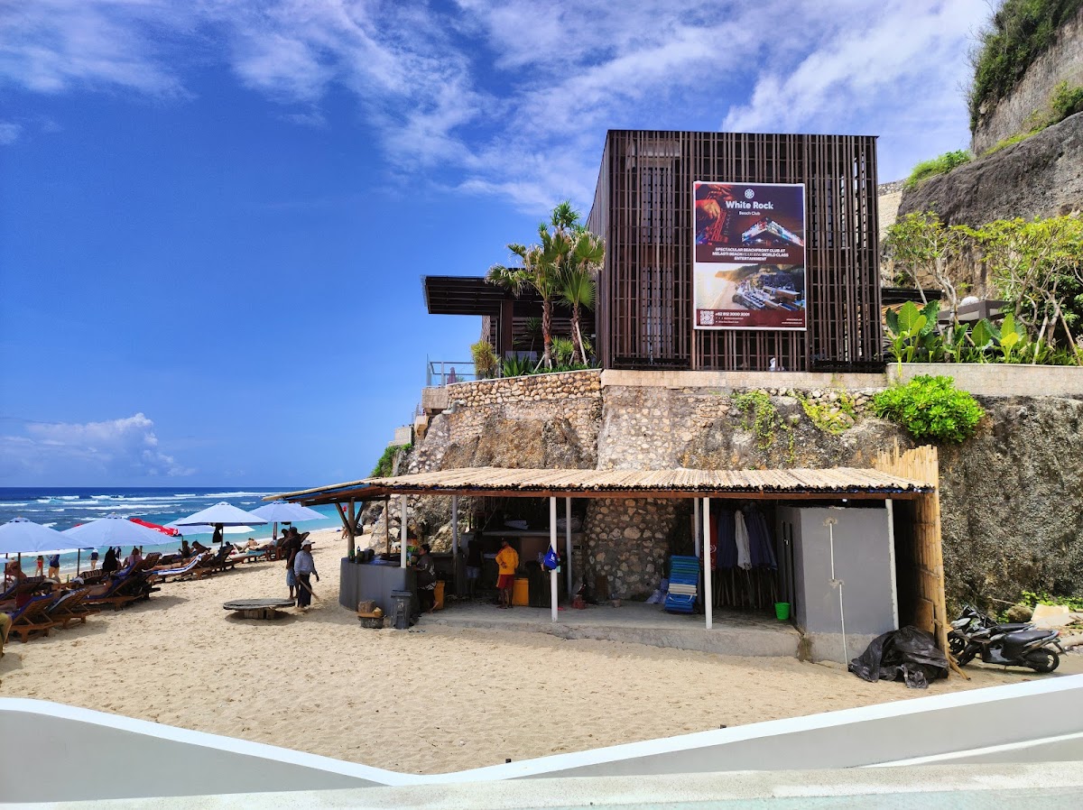 Sisi masuk Palmilla Beach Club Bali dengan latar tebing dan laut