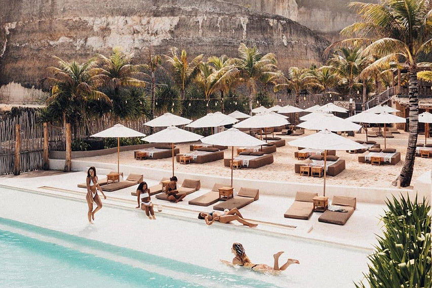 Area pool dan daybed Palmilla Beach Club Bali