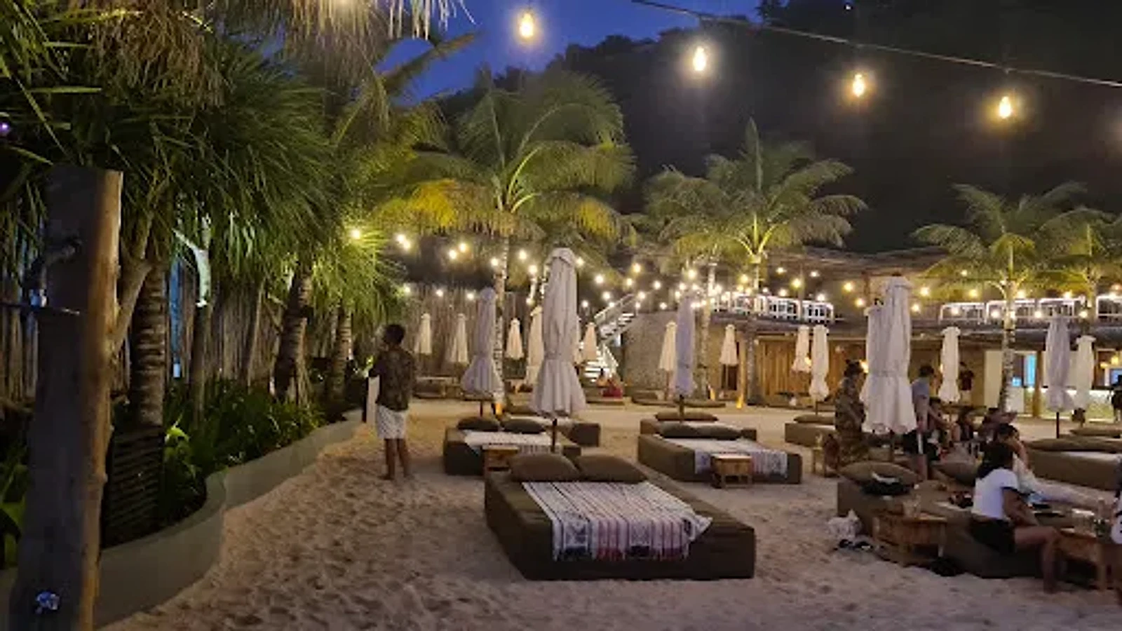 Seat lounge Palmilla Beach Club Bali dengan lampu malam
