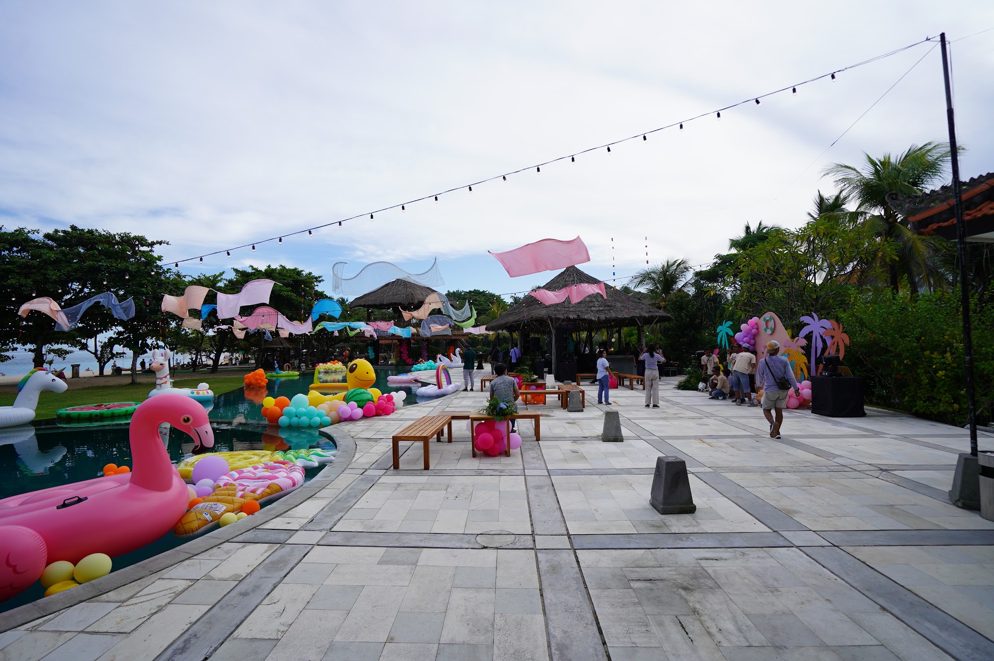 Lengkungan kolam dan pepohonan