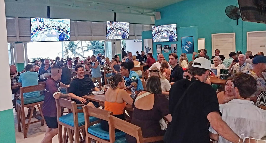 Screen-facing sports floor