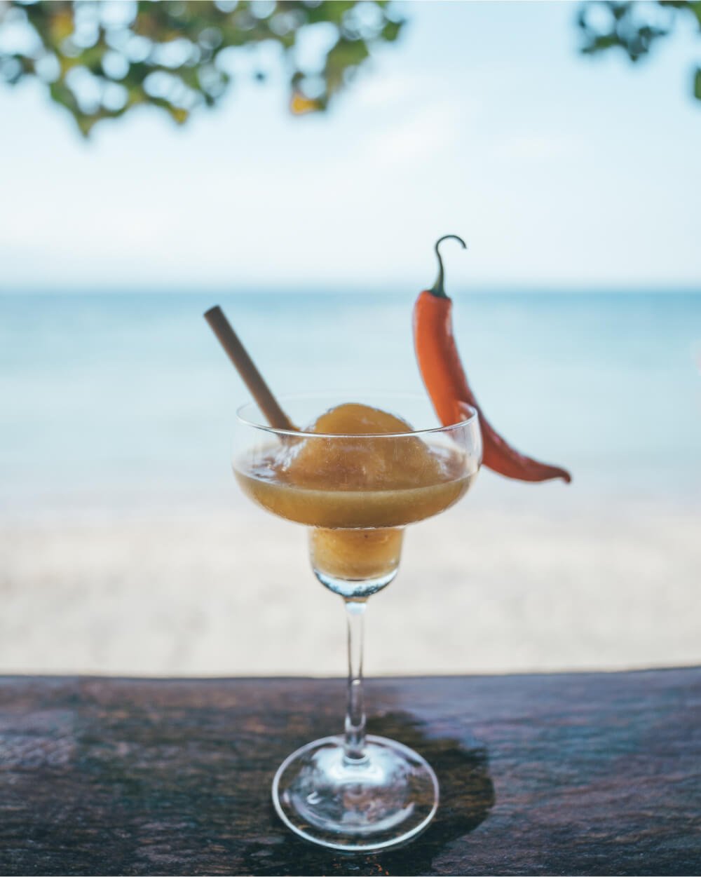 Cocktail tropis Mango Fury di Penida Colada
