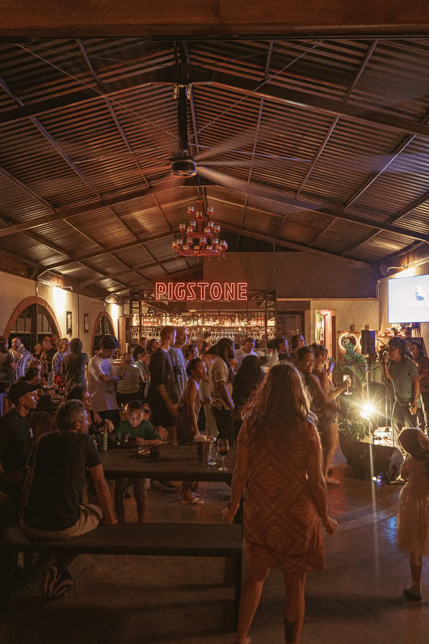 Suasana indoor taphouse dan keramaian di Pigstone Taphouse Bali