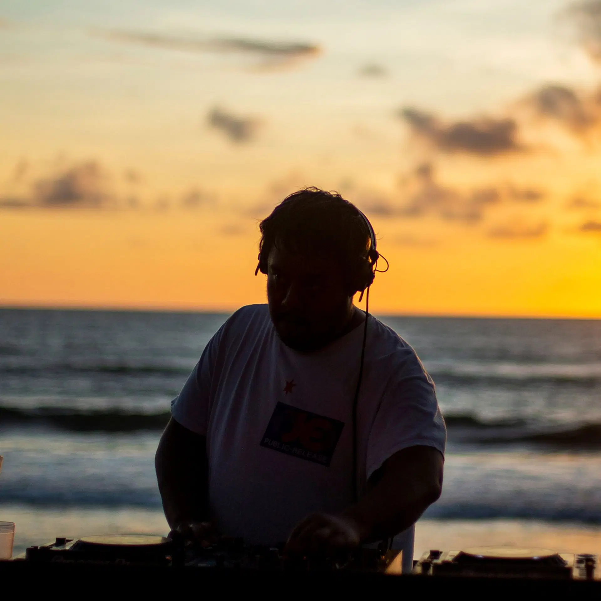 Potato Head Beach Club — 夕方の海辺の雰囲気