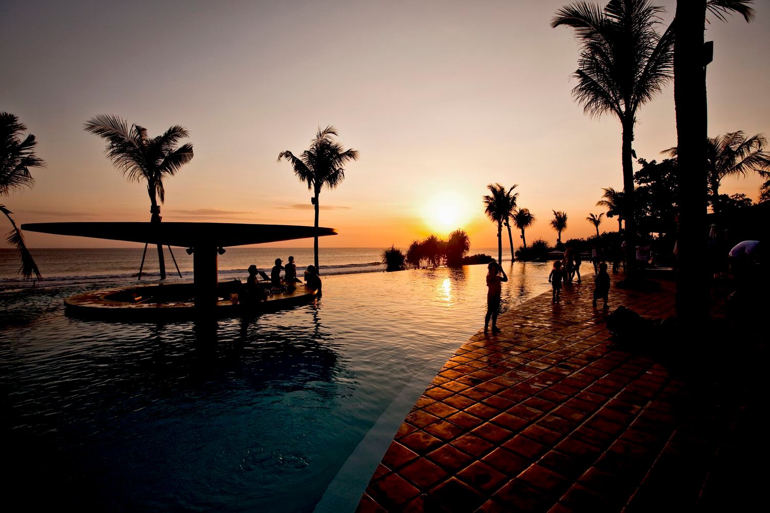 Potato Head Beach Club — 夕日とプールの眺め