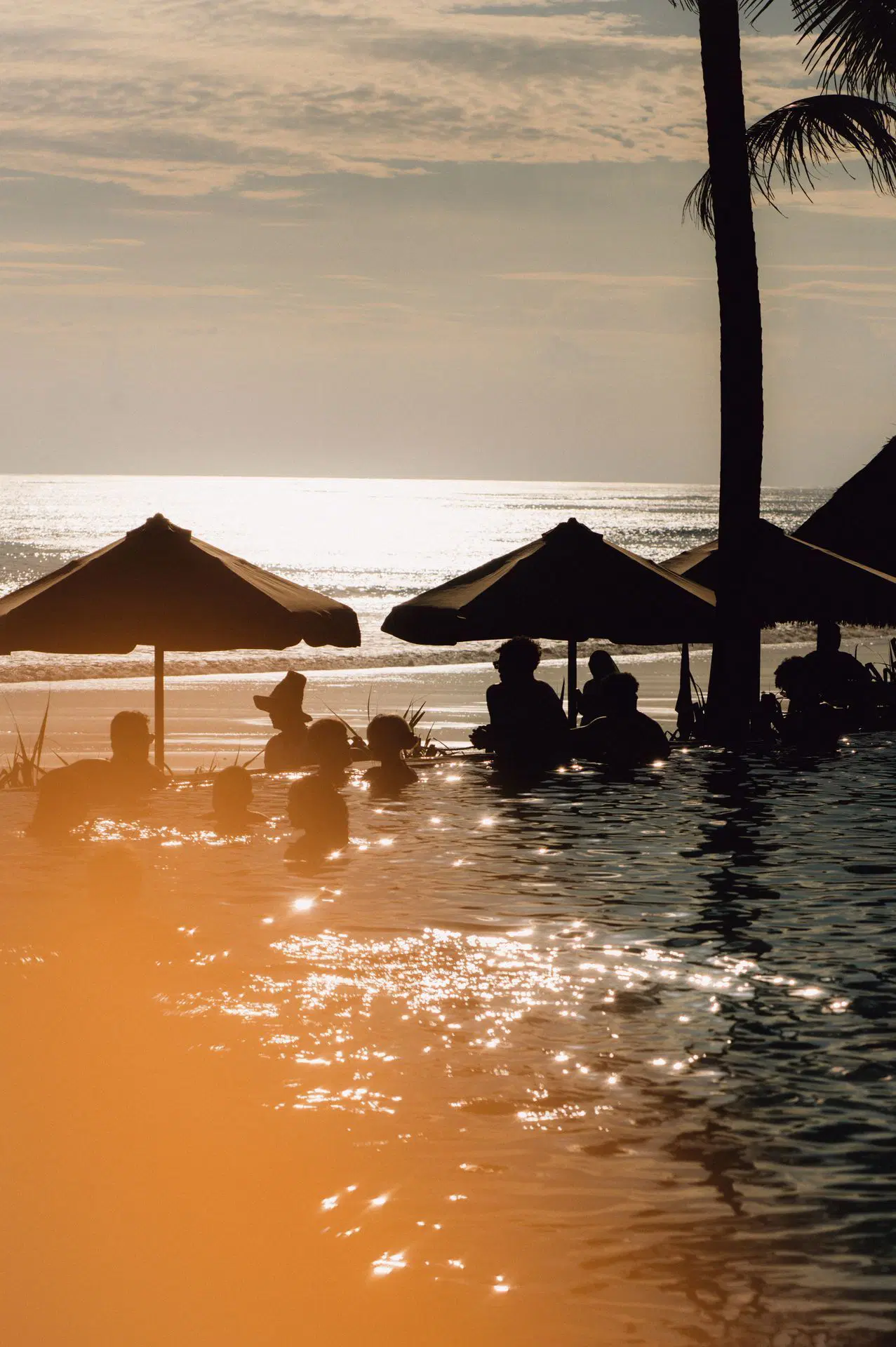 Potato Head Beach Club — 夕日に照らされるプール