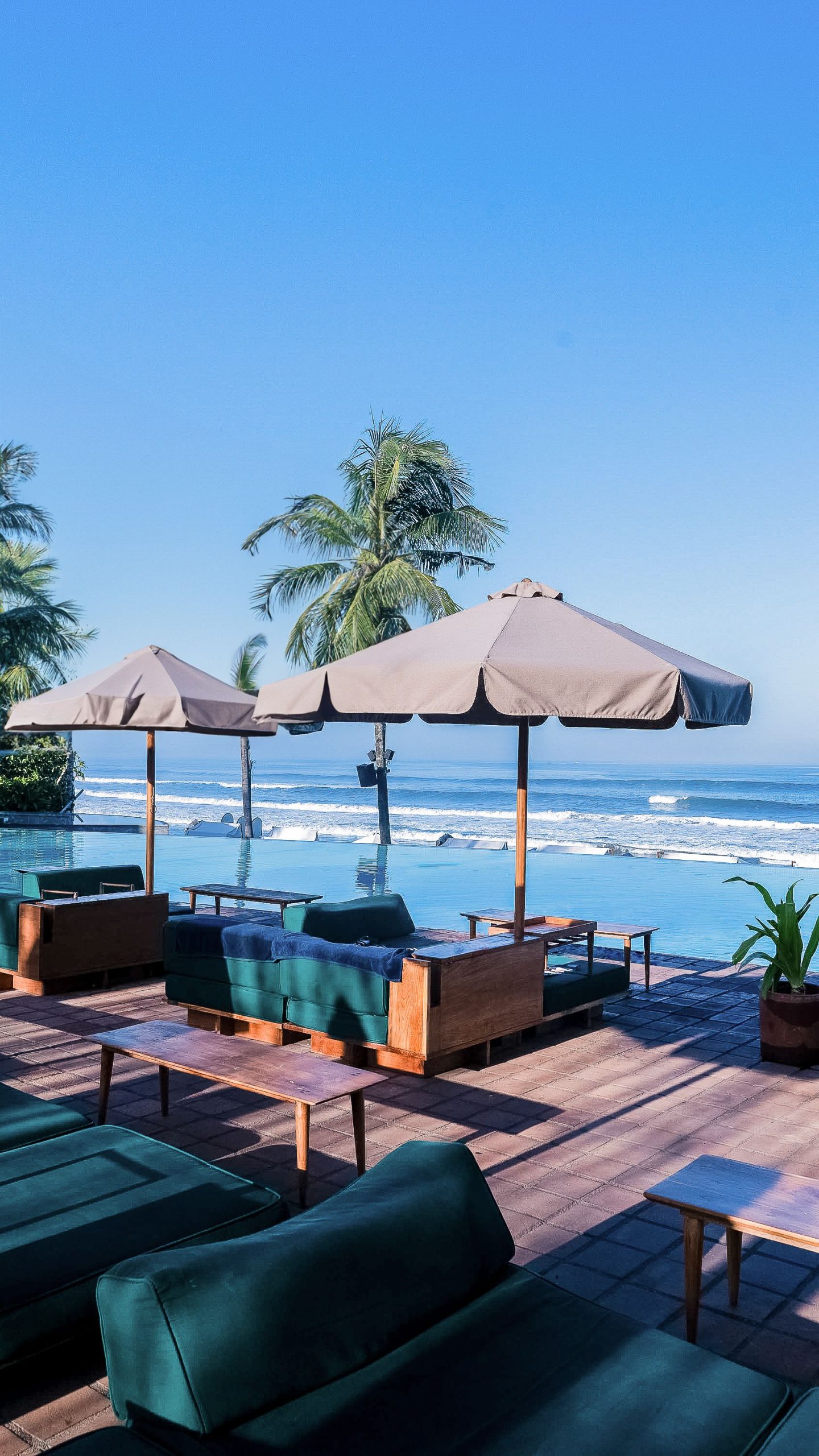 Poolside Daybed · 8 guests