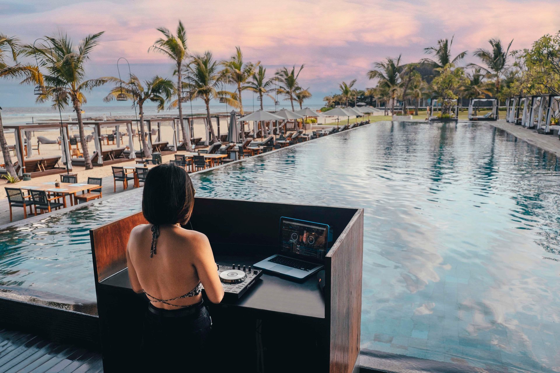 Suasana infinity pool saat sore