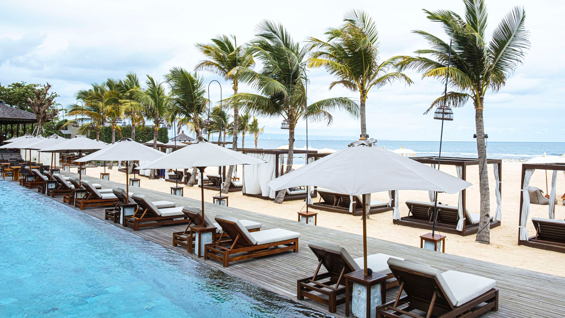 Area poolside dengan payung putih