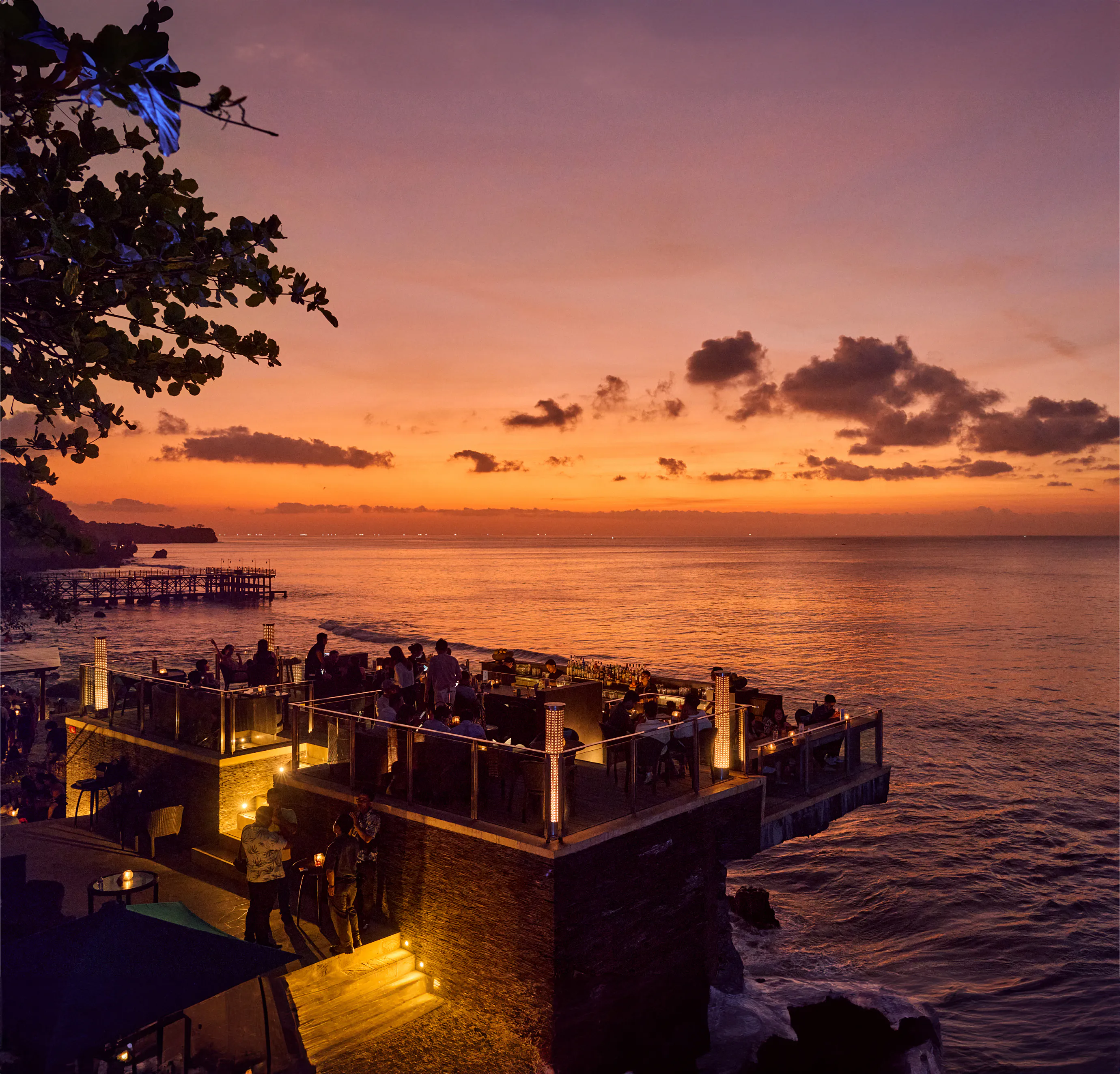 Rock Bar Bali — Langit senja dan dek pantai
