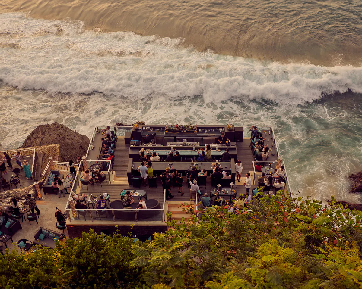 Rock Bar Bali — Pemandangan dek tepi laut