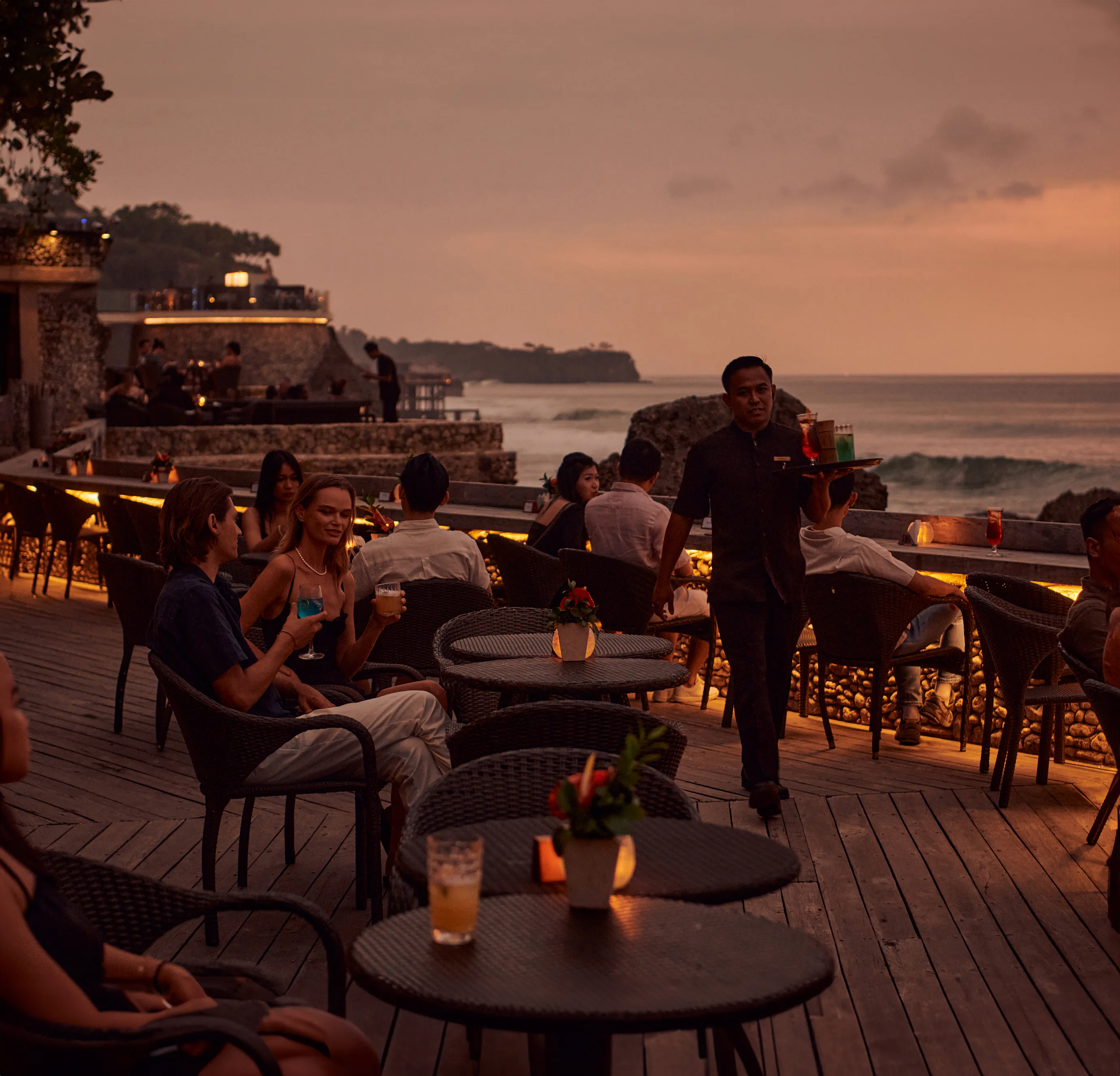 Rock Bar Bali — Suasana bar pada sore hari