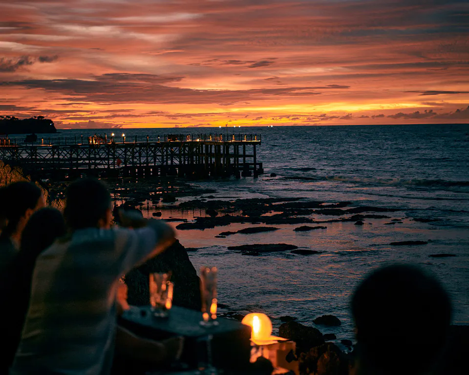 Rock Bar Bali — Langit senja berwarna dan laut