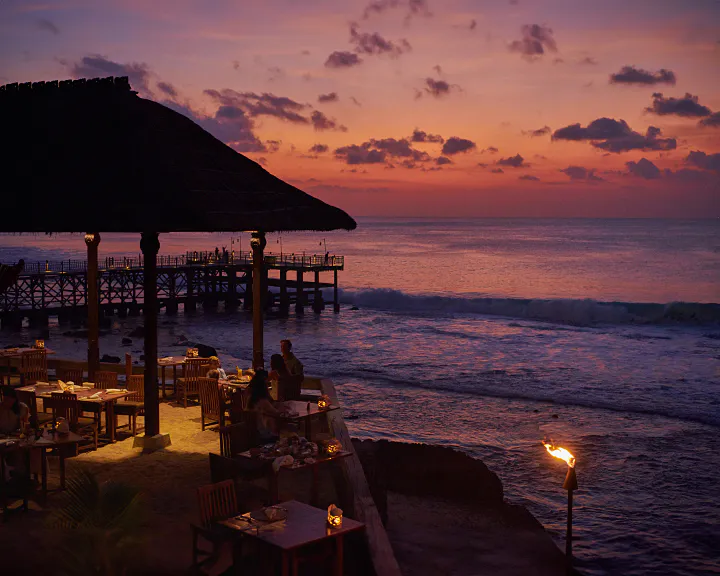 Rock Bar Bali — Meja tepi laut saat senja